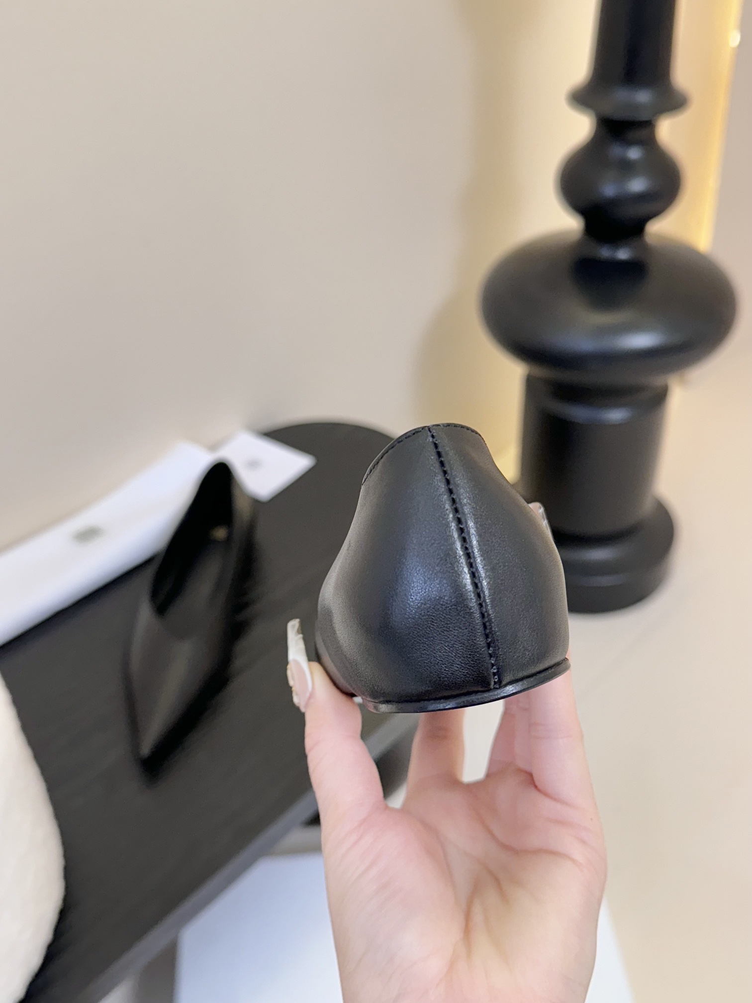 
TOTEM* 𝟐𝟓𝐀𝐖早春新品

小尖头不对称单品 即时尚又不失优雅个性  干练时髦 随意搭配

鞋面