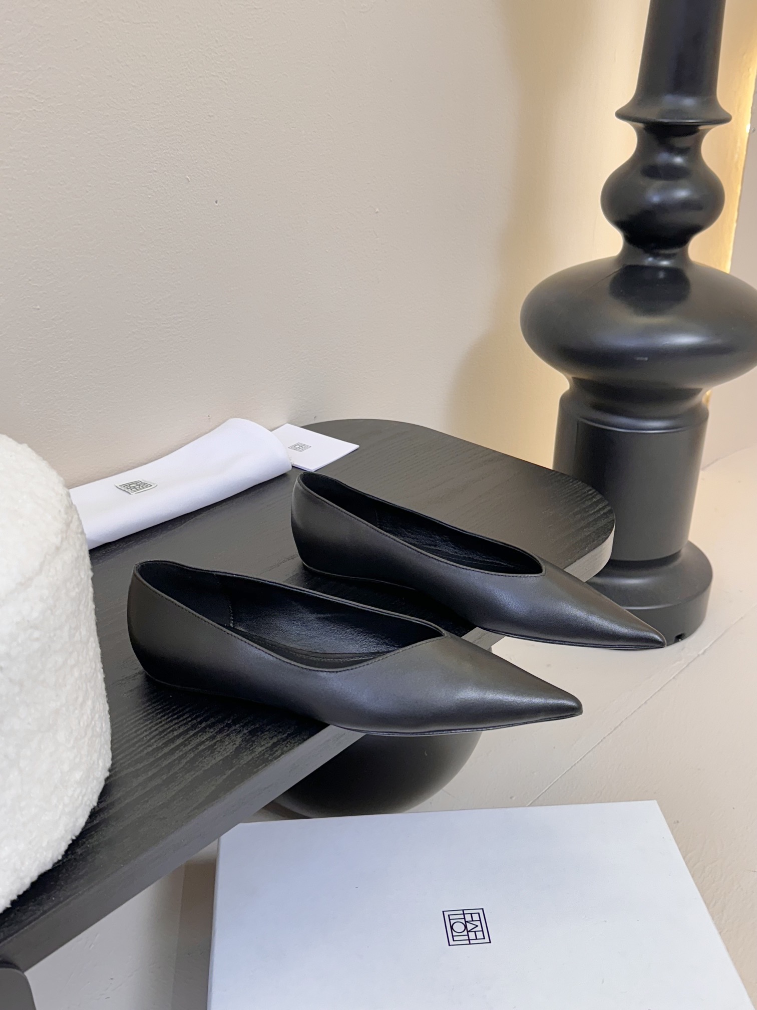 
TOTEM* 𝟐𝟓𝐀𝐖早春新品

小尖头不对称单品 即时尚又不失优雅个性  干练时髦 随意搭配

鞋面
