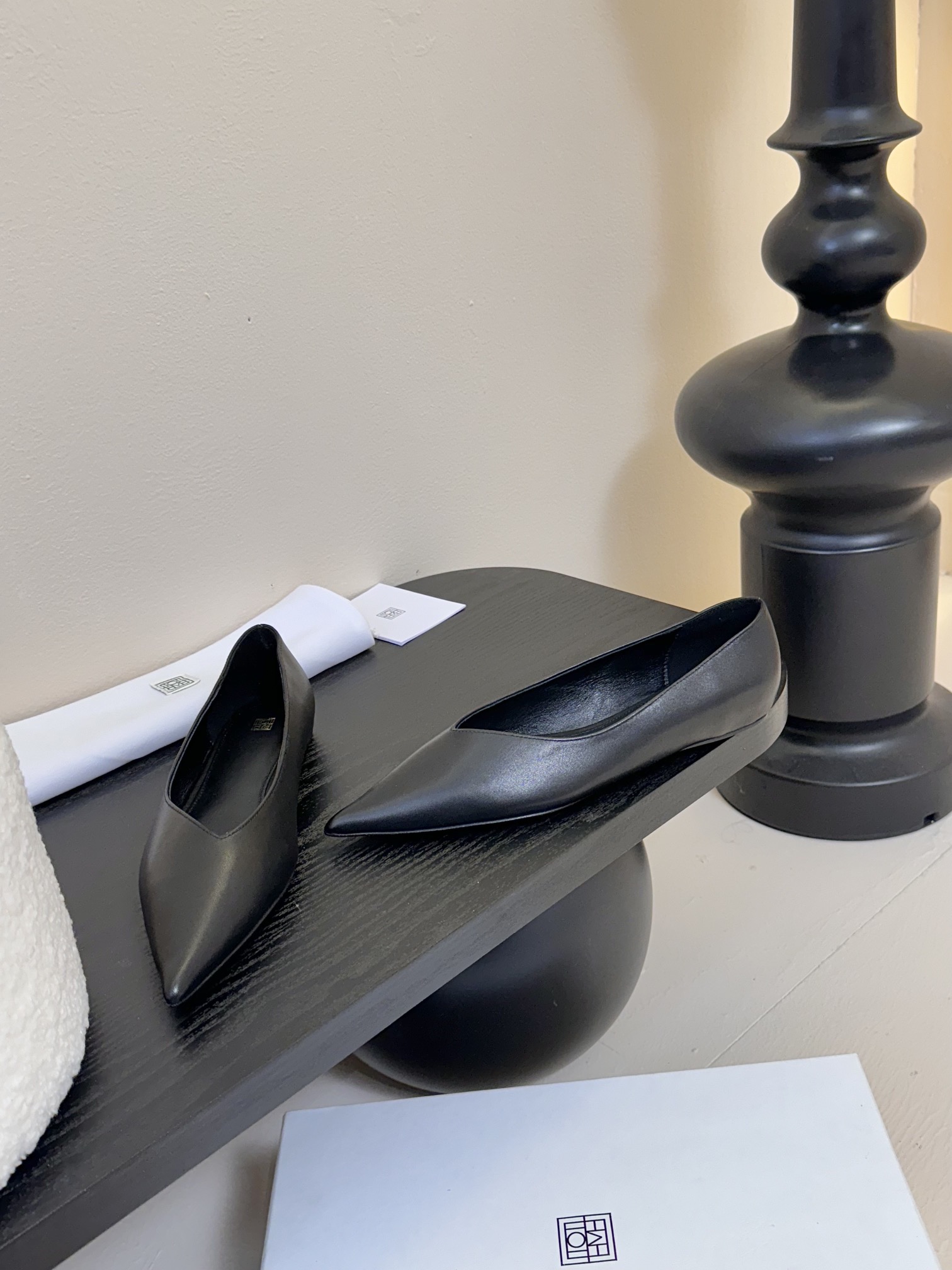 
TOTEM* 𝟐𝟓𝐀𝐖早春新品

小尖头不对称单品 即时尚又不失优雅个性  干练时髦 随意搭配

鞋面