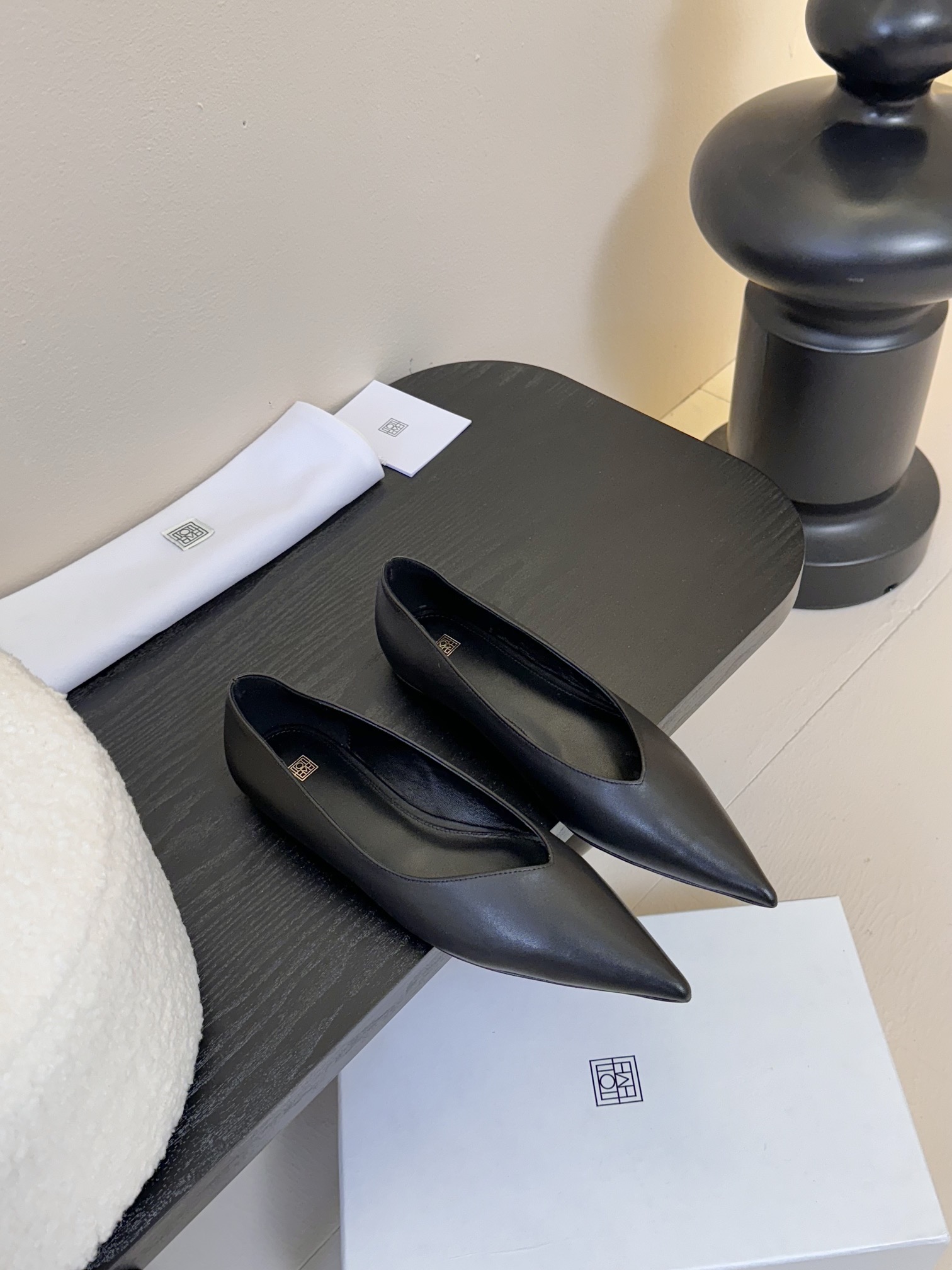 
TOTEM* 𝟐𝟓𝐀𝐖早春新品

小尖头不对称单品 即时尚又不失优雅个性  干练时髦 随意搭配

鞋面