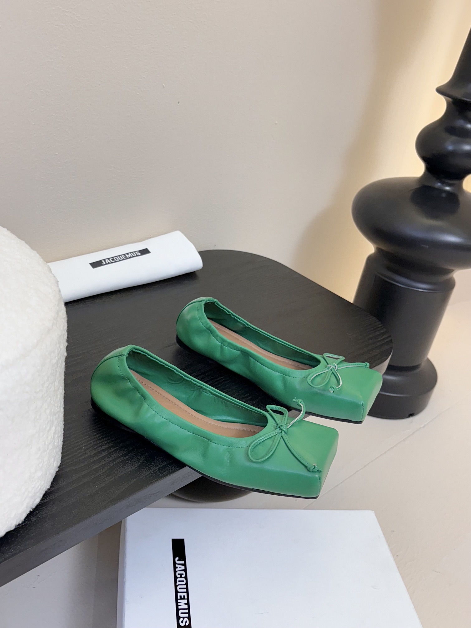 
jacquemus 25ss方头蝴蝶结半拖/单鞋

方头设计真的好时髦！牛仔裤 小裙子搭配不在话下！可