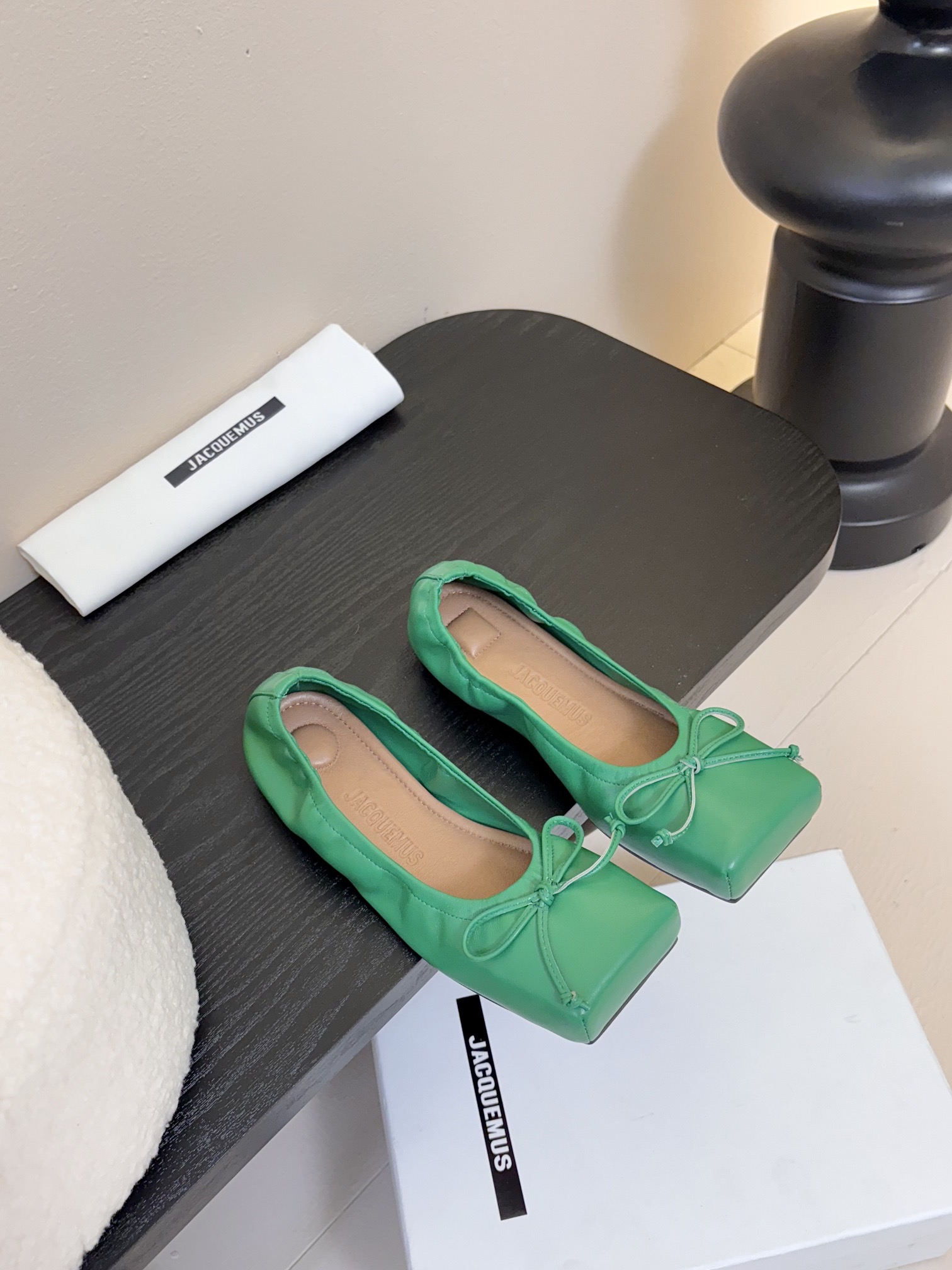 
jacquemus 25ss方头蝴蝶结半拖/单鞋

方头设计真的好时髦！牛仔裤 小裙子搭配不在话下！可