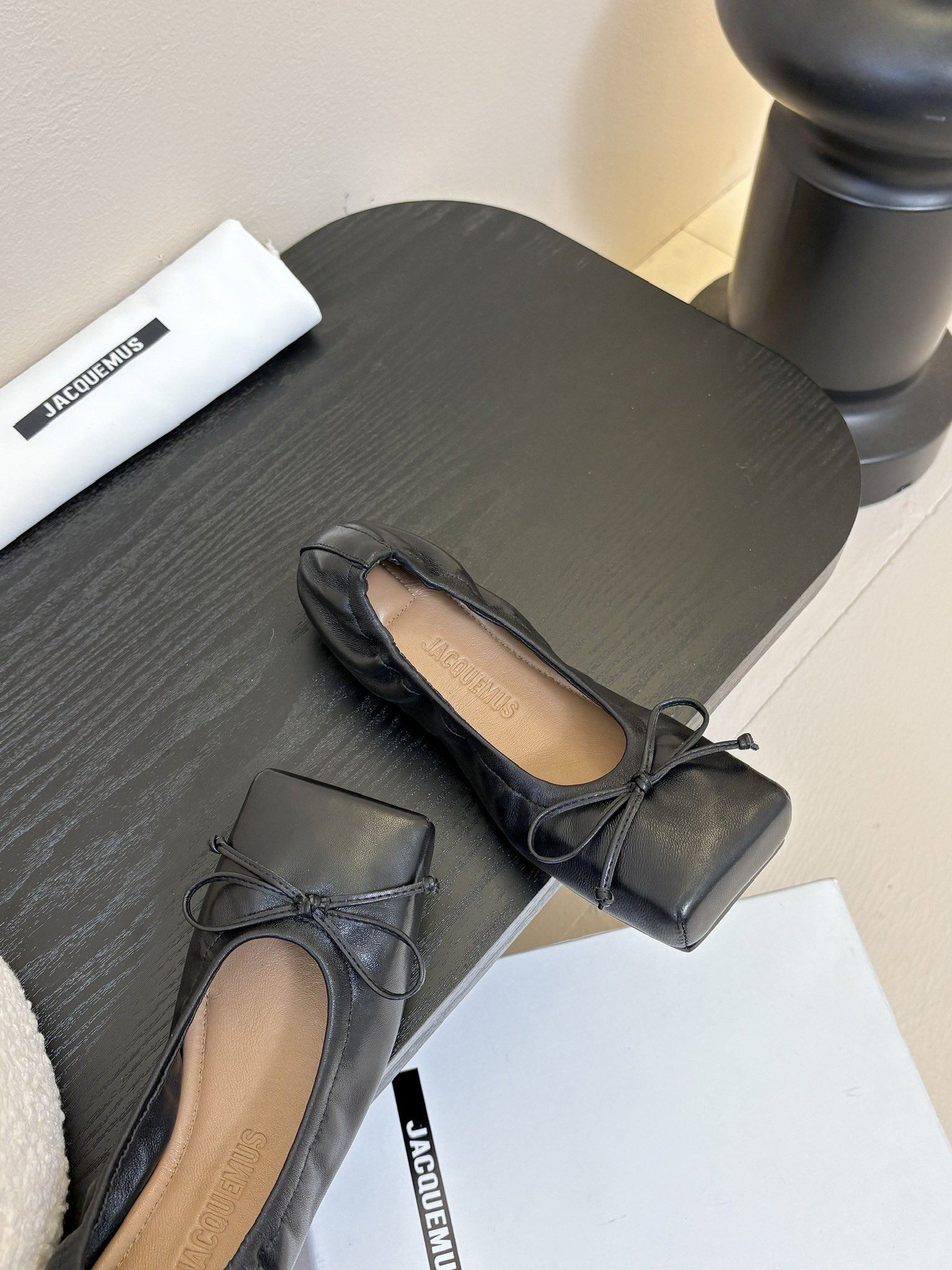 
jacquemus 25ss方头蝴蝶结半拖/单鞋

方头设计真的好时髦！牛仔裤 小裙子搭配不在话下！可