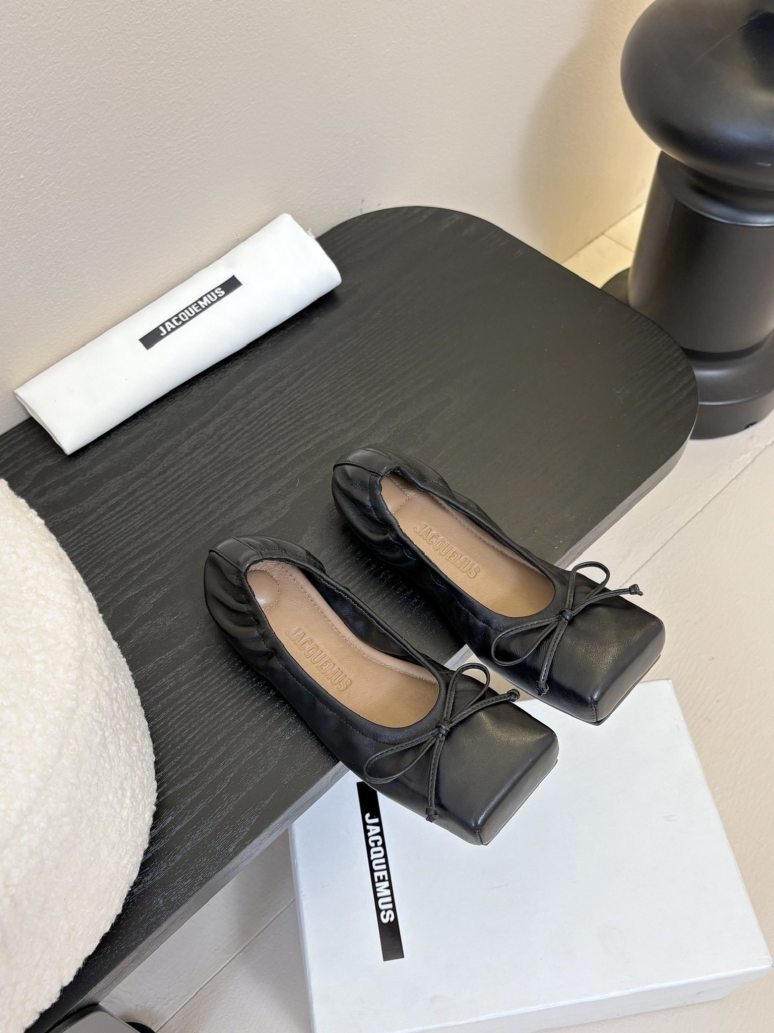 
jacquemus 25ss方头蝴蝶结半拖/单鞋

方头设计真的好时髦！牛仔裤 小裙子搭配不在话下！可
