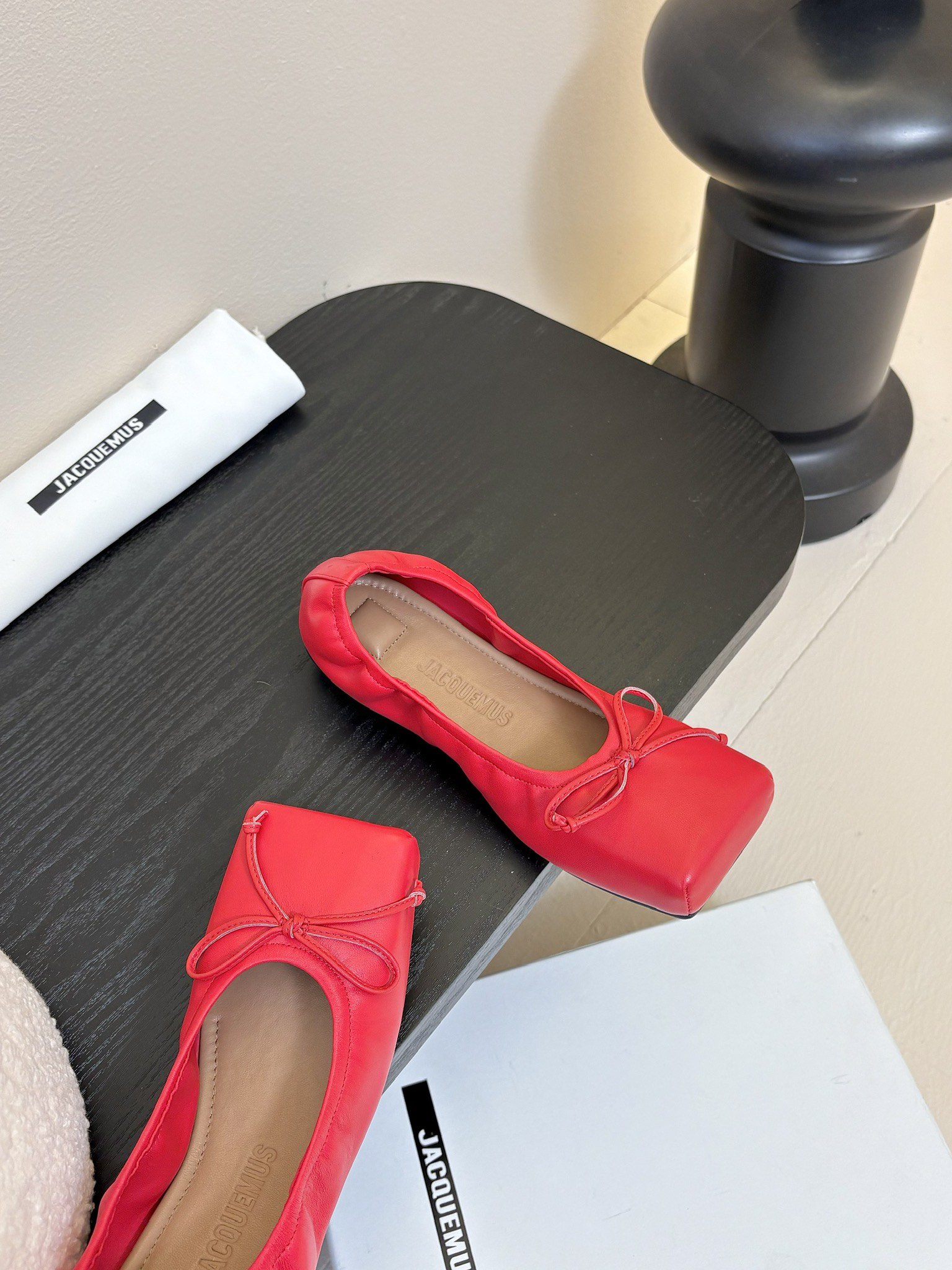 
jacquemus 25ss方头蝴蝶结半拖/单鞋

方头设计真的好时髦！牛仔裤 小裙子搭配不在话下！可