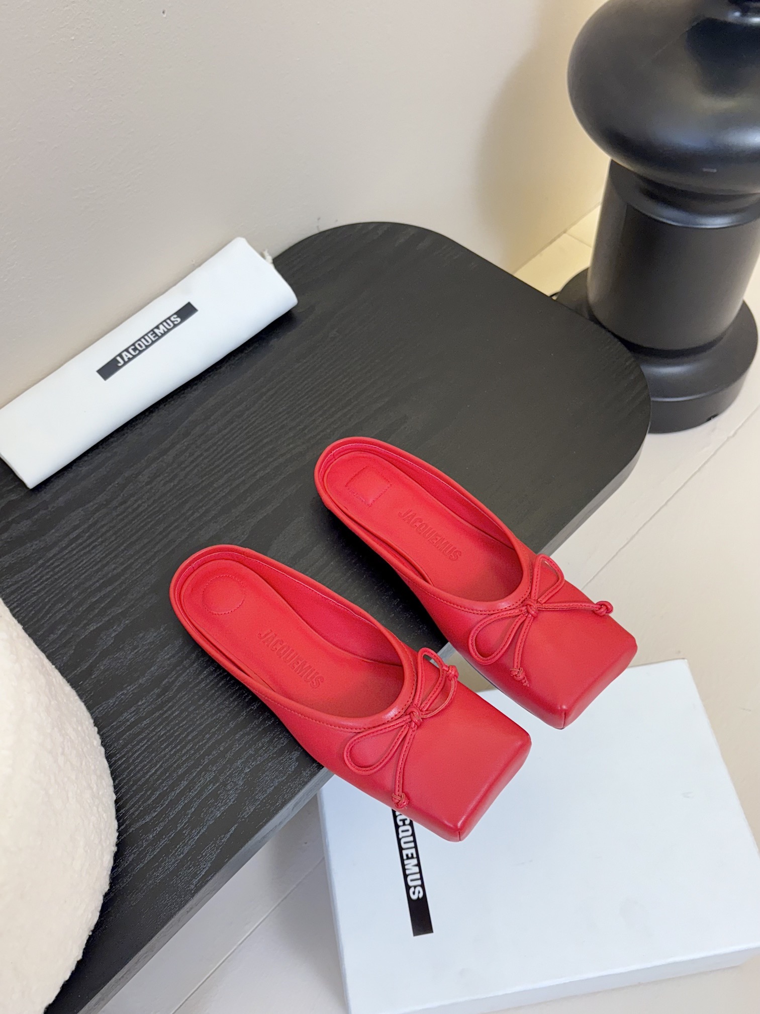 
jacquemus 25ss方头蝴蝶结半拖/单鞋

方头设计真的好时髦！牛仔裤 小裙子搭配不在话下！可