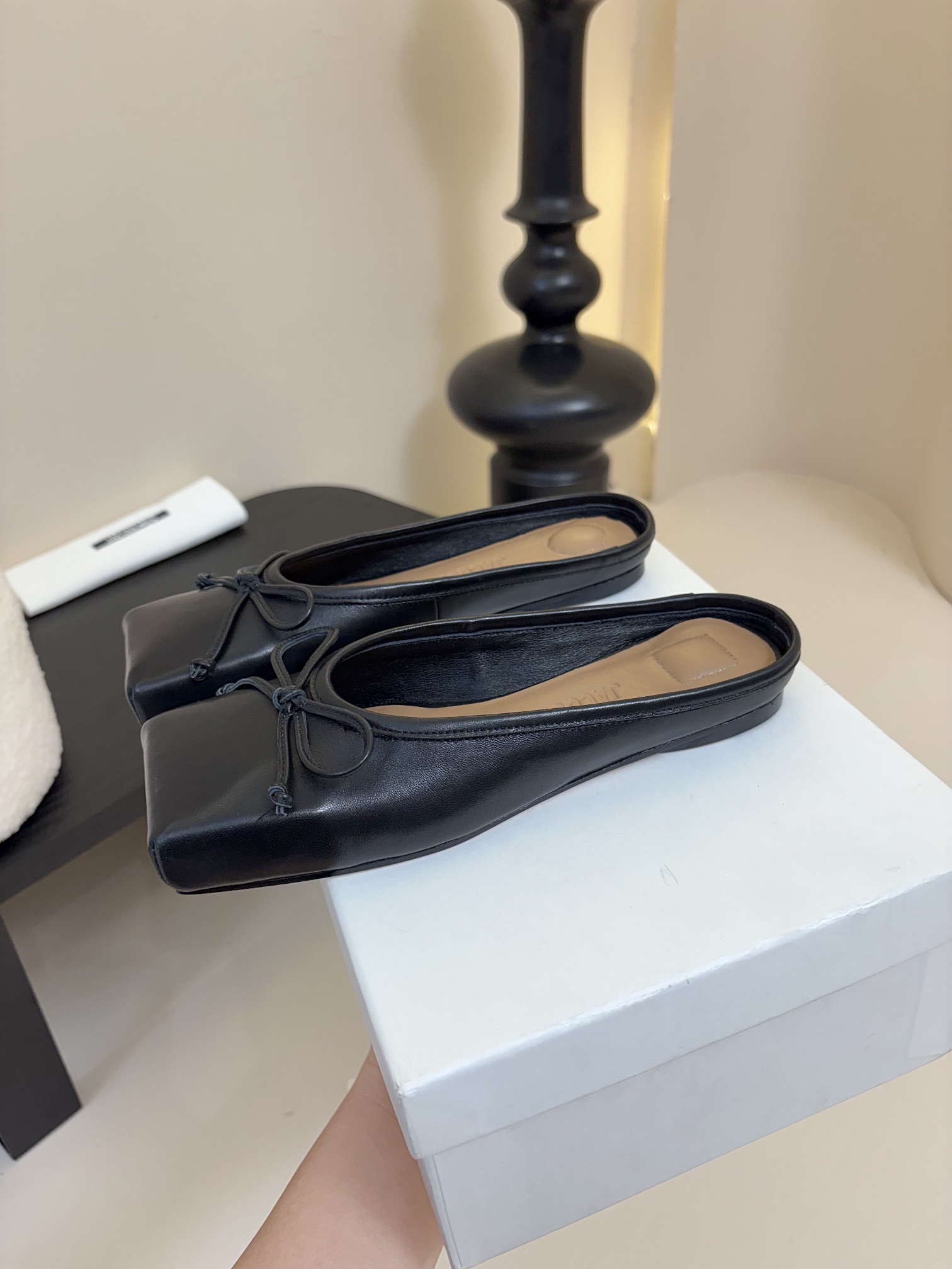
jacquemus 25ss方头蝴蝶结半拖/单鞋

方头设计真的好时髦！牛仔裤 小裙子搭配不在话下！可