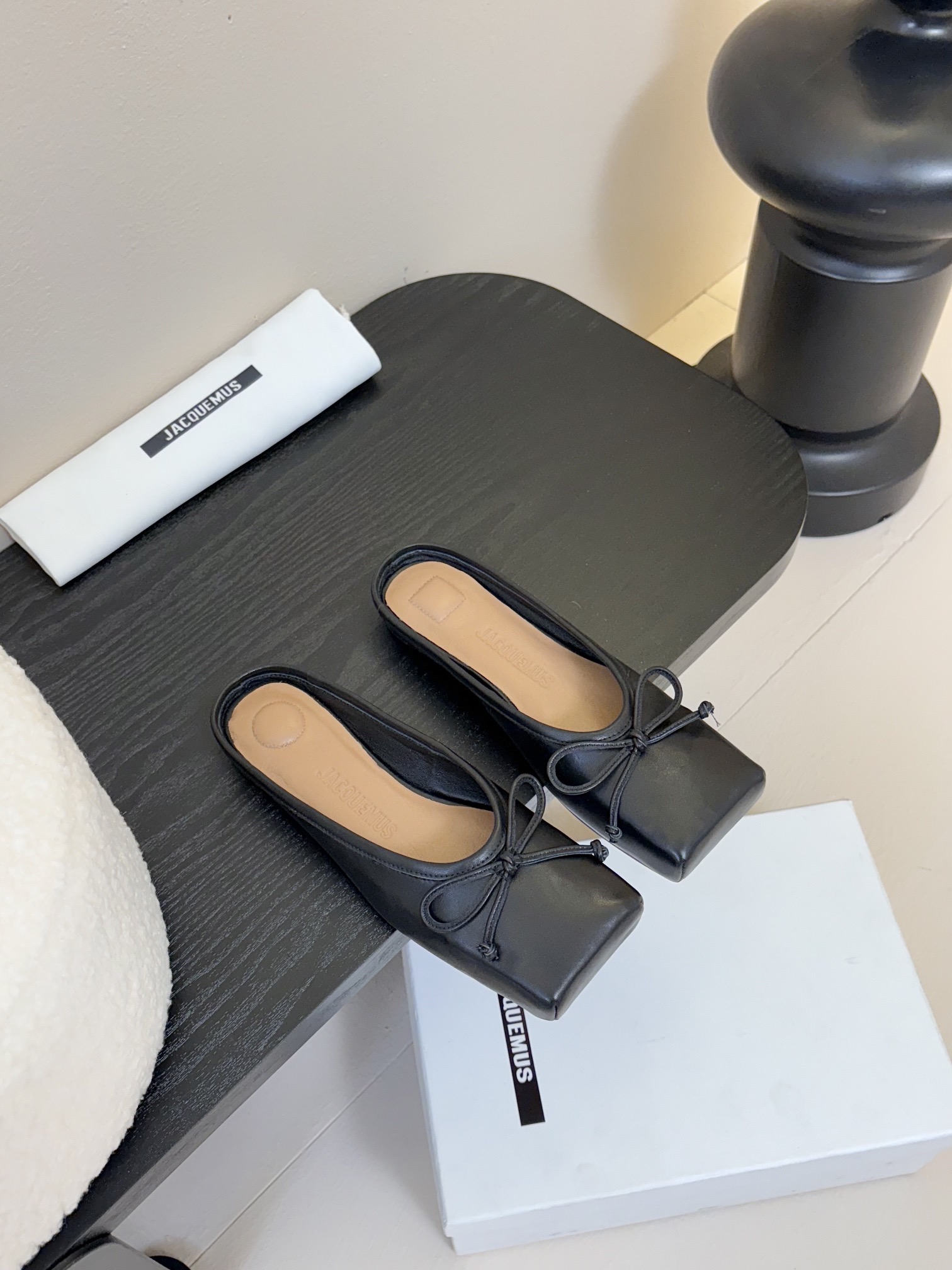 
jacquemus 25ss方头蝴蝶结半拖/单鞋

方头设计真的好时髦！牛仔裤 小裙子搭配不在话下！可