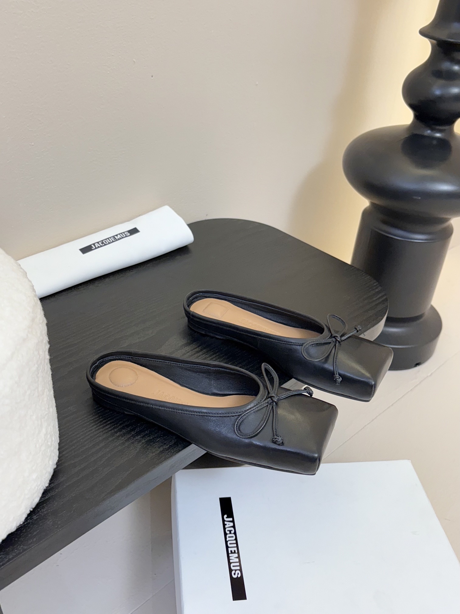 
jacquemus 25ss方头蝴蝶结半拖/单鞋

方头设计真的好时髦！牛仔裤 小裙子搭配不在话下！可