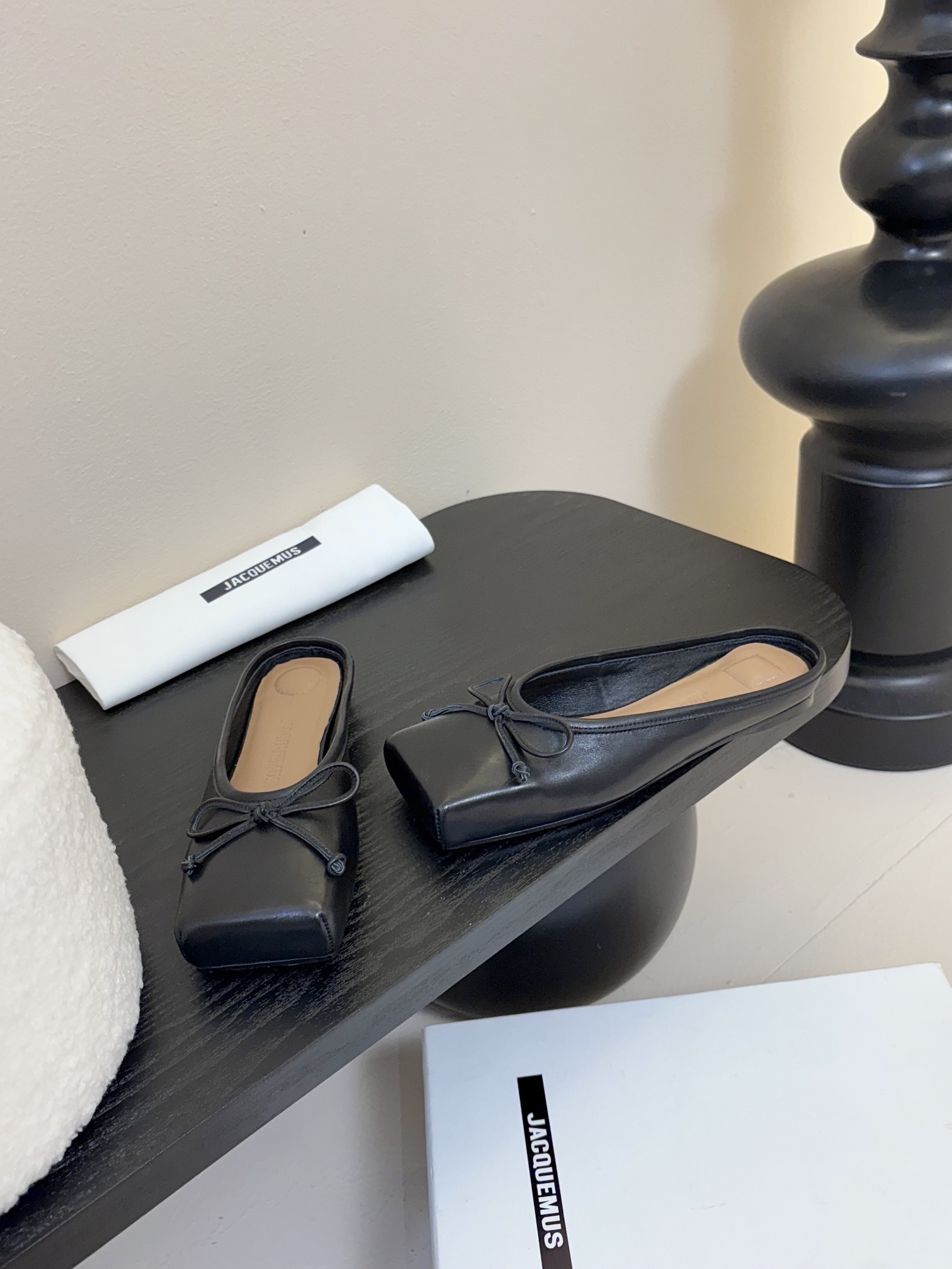 
jacquemus 25ss方头蝴蝶结半拖/单鞋

方头设计真的好时髦！牛仔裤 小裙子搭配不在话下！可