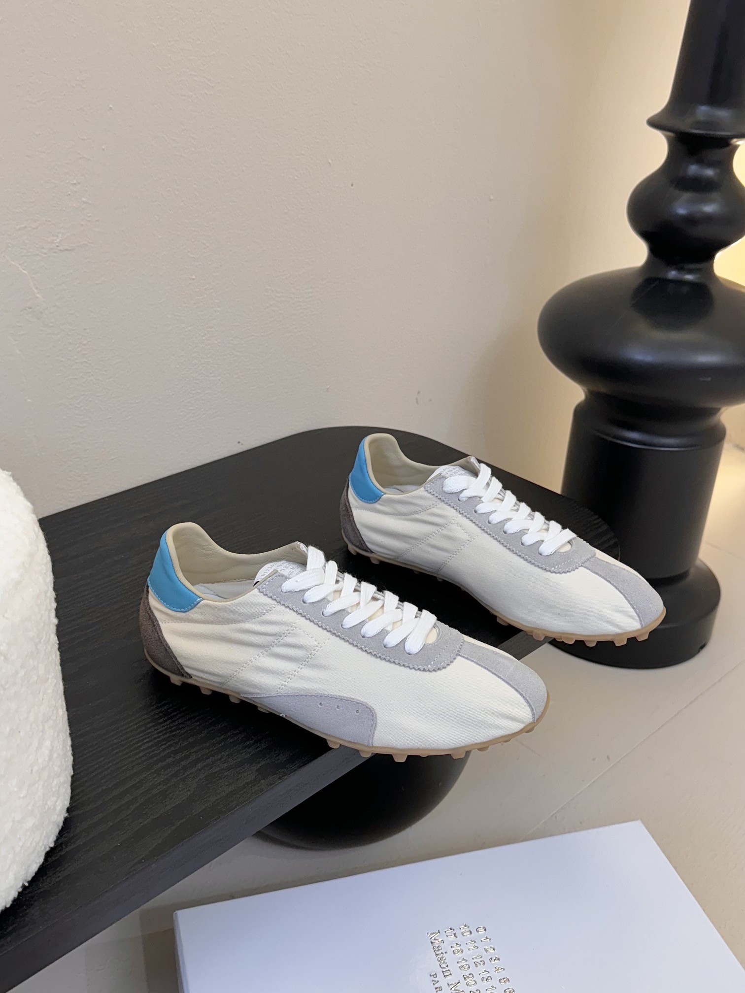 
延续品牌独具辨识度的解构主义美学，Maison Margiela 2025春夏系列新款上架！
⬜新款S