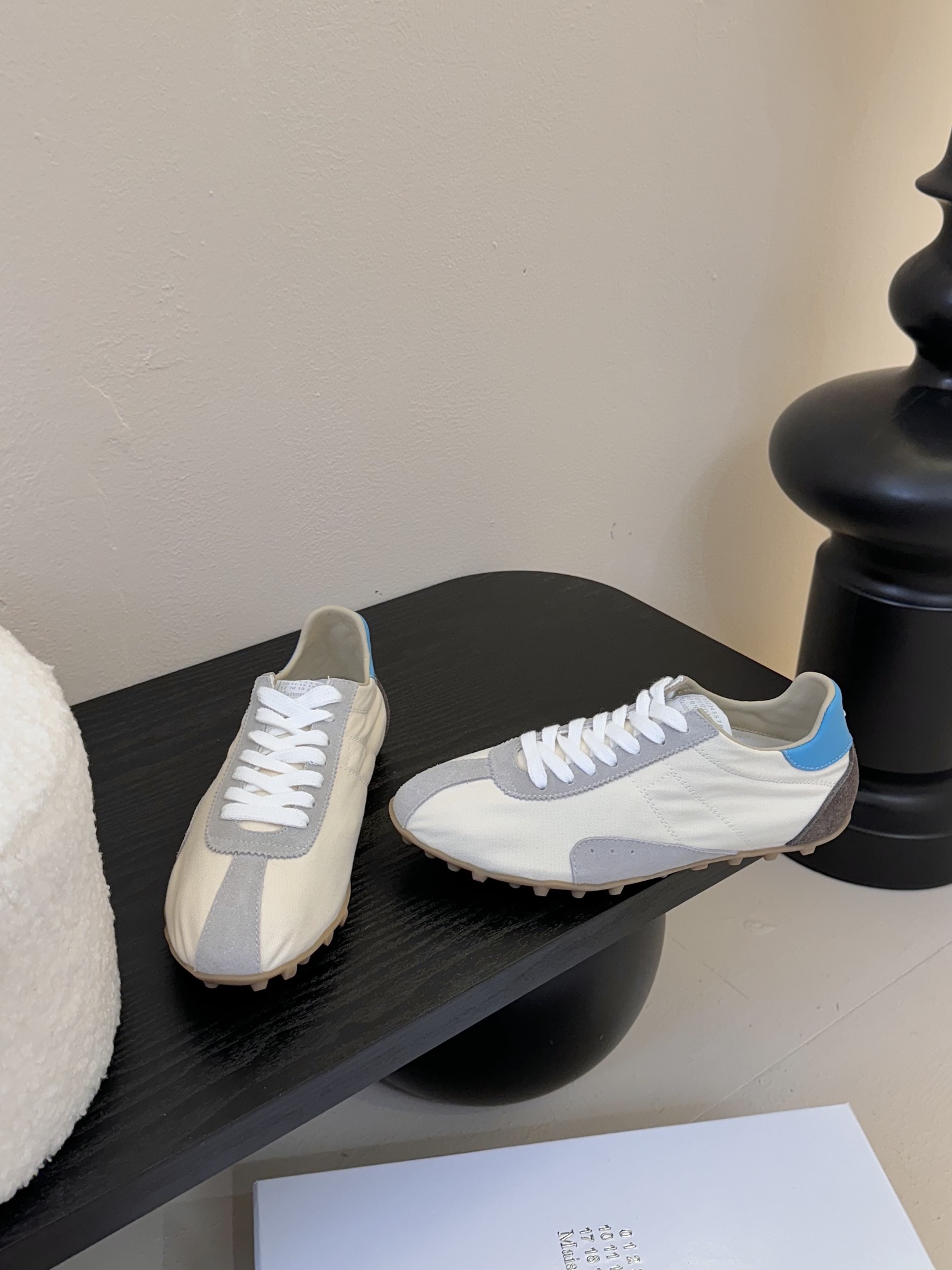 
延续品牌独具辨识度的解构主义美学，Maison Margiela 2025春夏系列新款上架！
⬜新款S