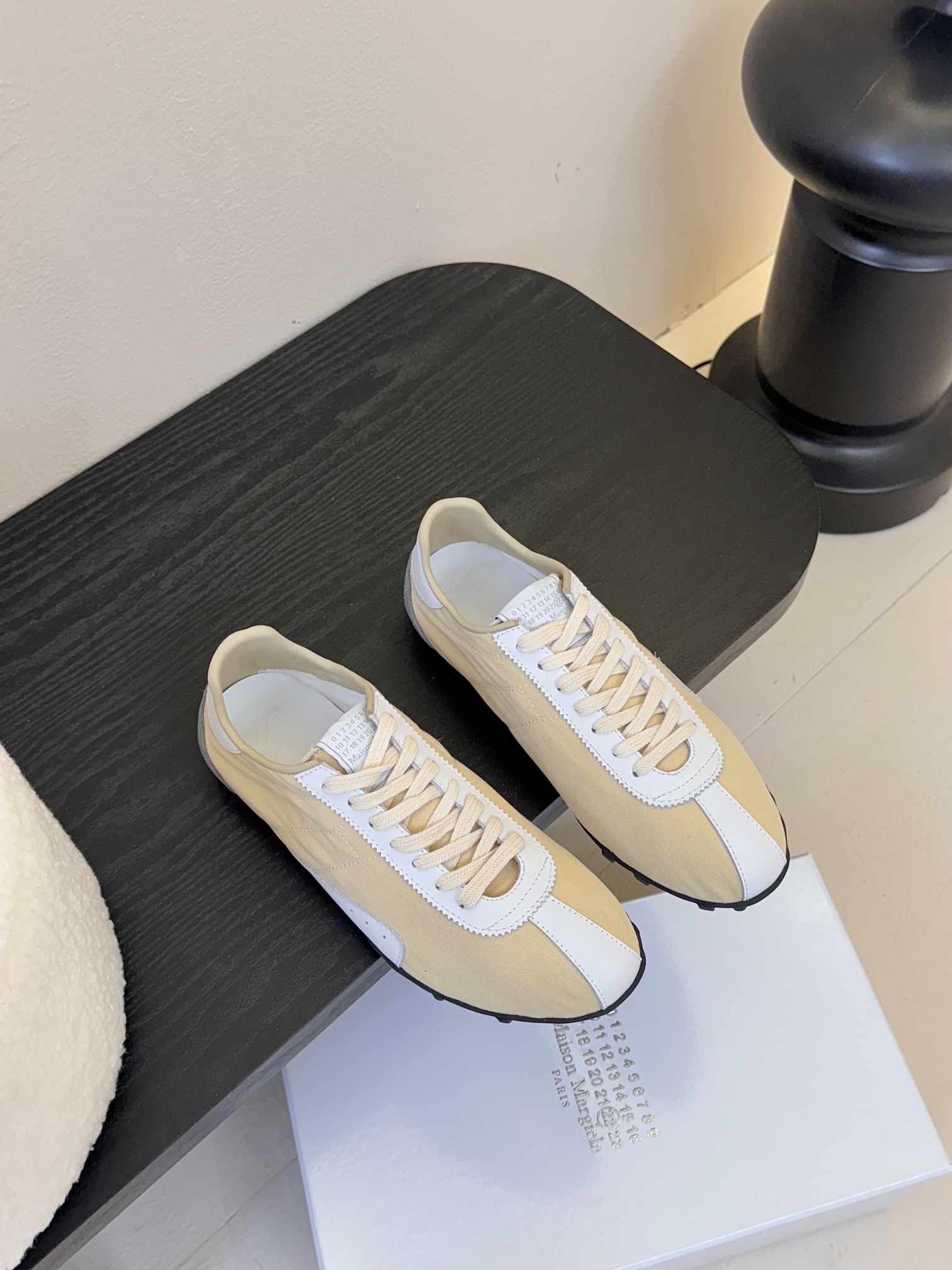 
延续品牌独具辨识度的解构主义美学，Maison Margiela 2025春夏系列新款上架！
⬜新款S