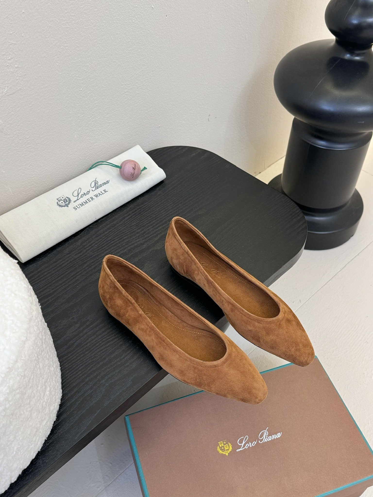 
Loro Piana/ Lss 春夏新款 经典绝美 复古平底单鞋 

极简主义风格，复古又级！ 简约又