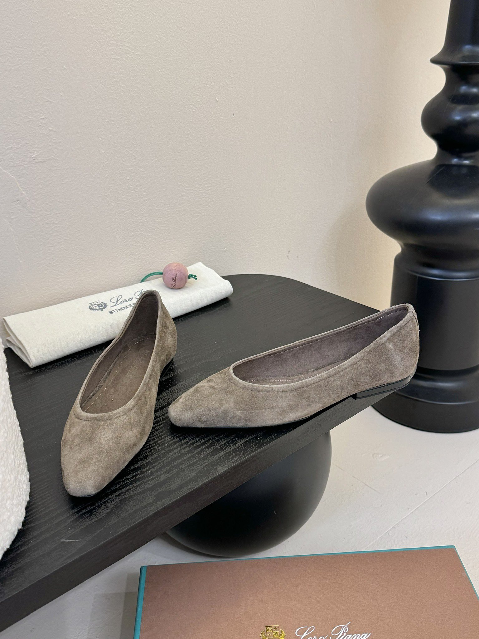 
Loro Piana/ Lss 春夏新款 经典绝美 复古平底单鞋 

极简主义风格，复古又级！ 简约又