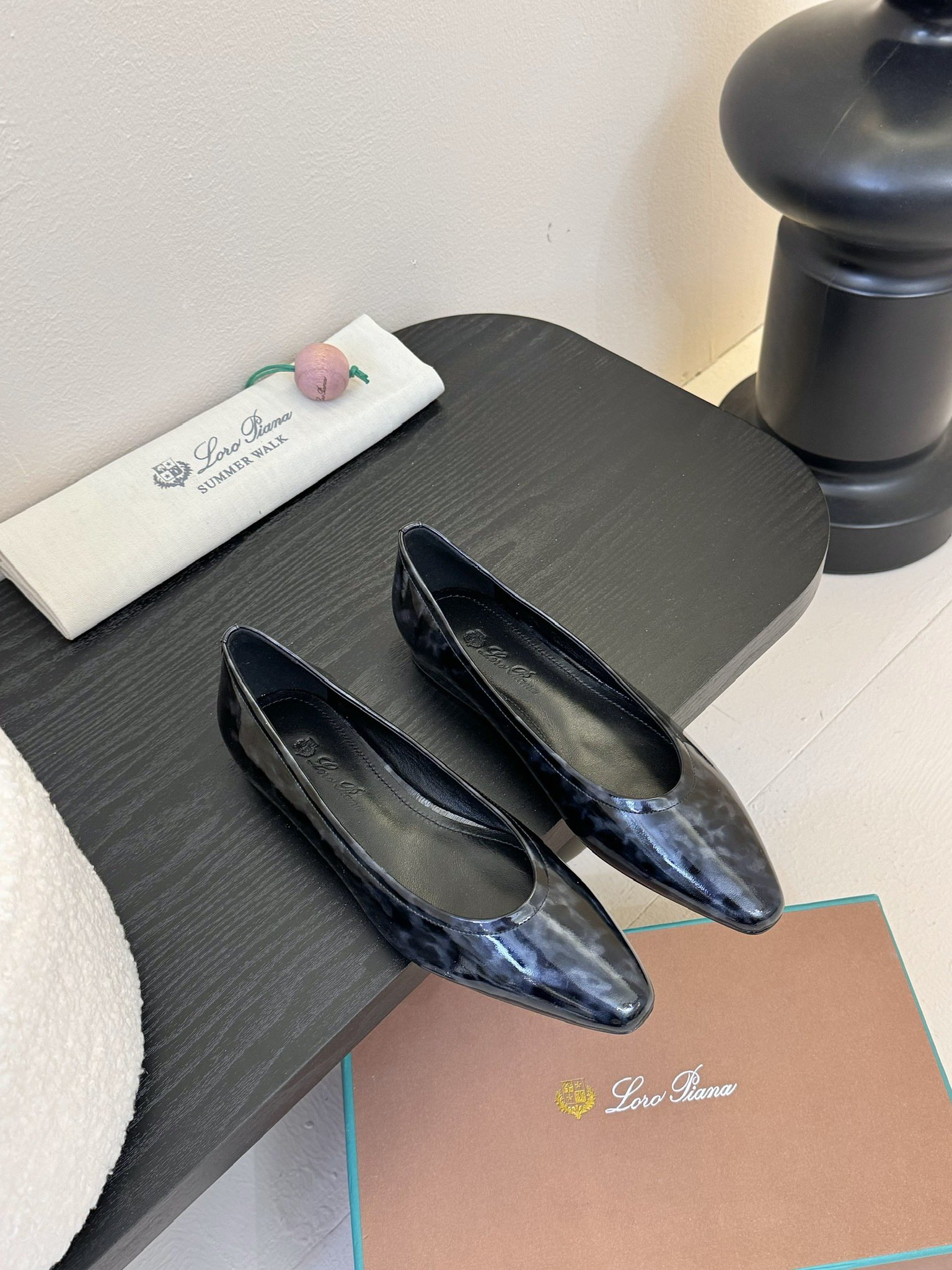 
Loro Piana/ Lss 春夏新款 经典绝美 复古平底单鞋 

极简主义风格，复古又级！ 简约又