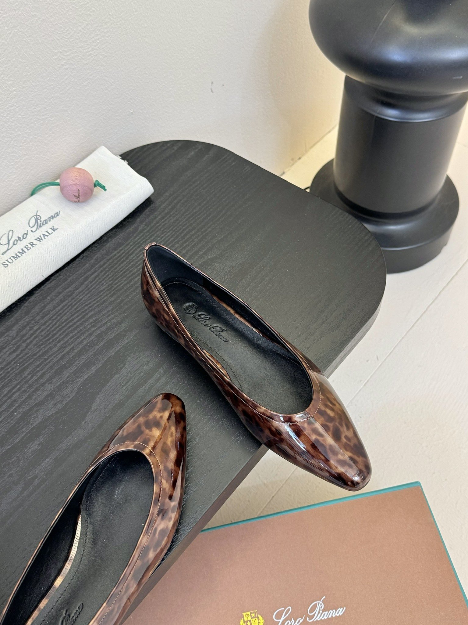 
Loro Piana/ Lss 春夏新款 经典绝美 复古平底单鞋 

极简主义风格，复古又级！ 简约又