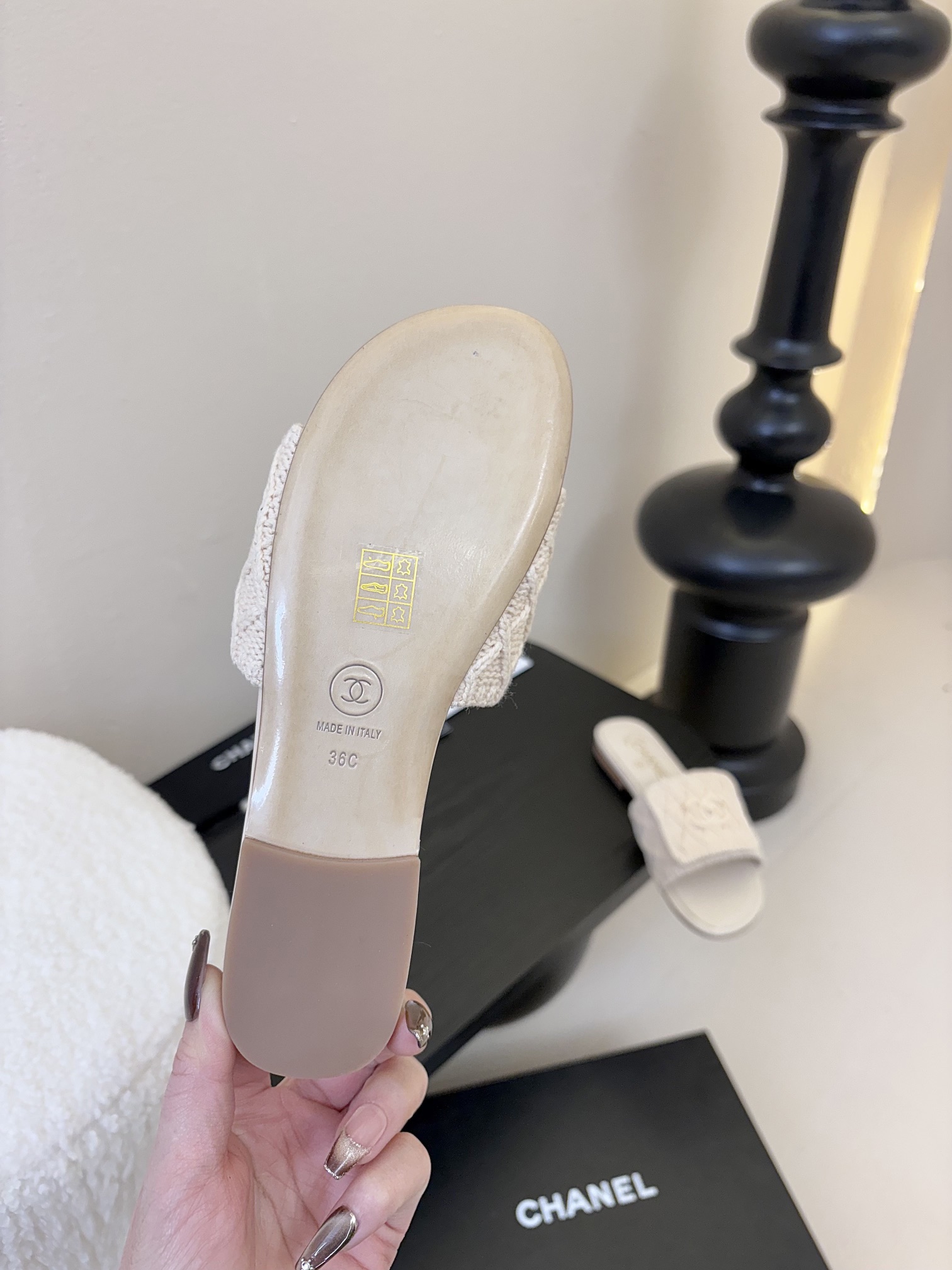 
Chanel 25C新款书包扣拖鞋

回归的经典书包扣设计 
特别Vintage 复古味十足
乐福鞋也