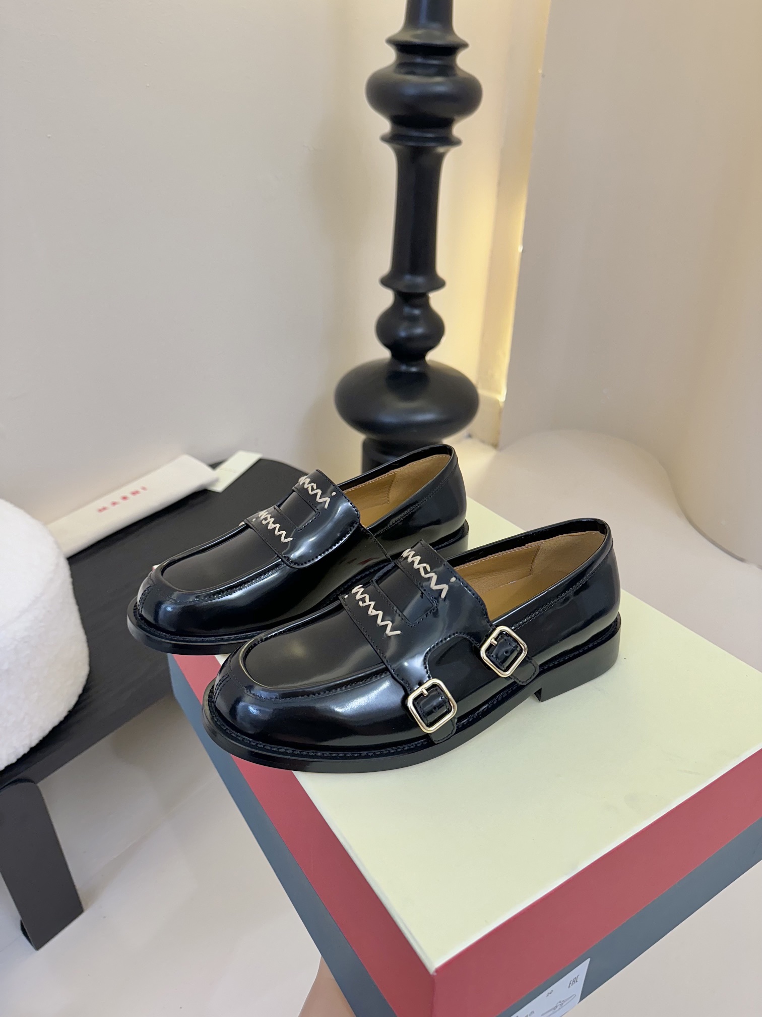 
MARNI 25ss 春夏新款 矮跟乐福鞋 

乐福鞋是鞋业界的天花板，永不过时的一个代名词、想好的心