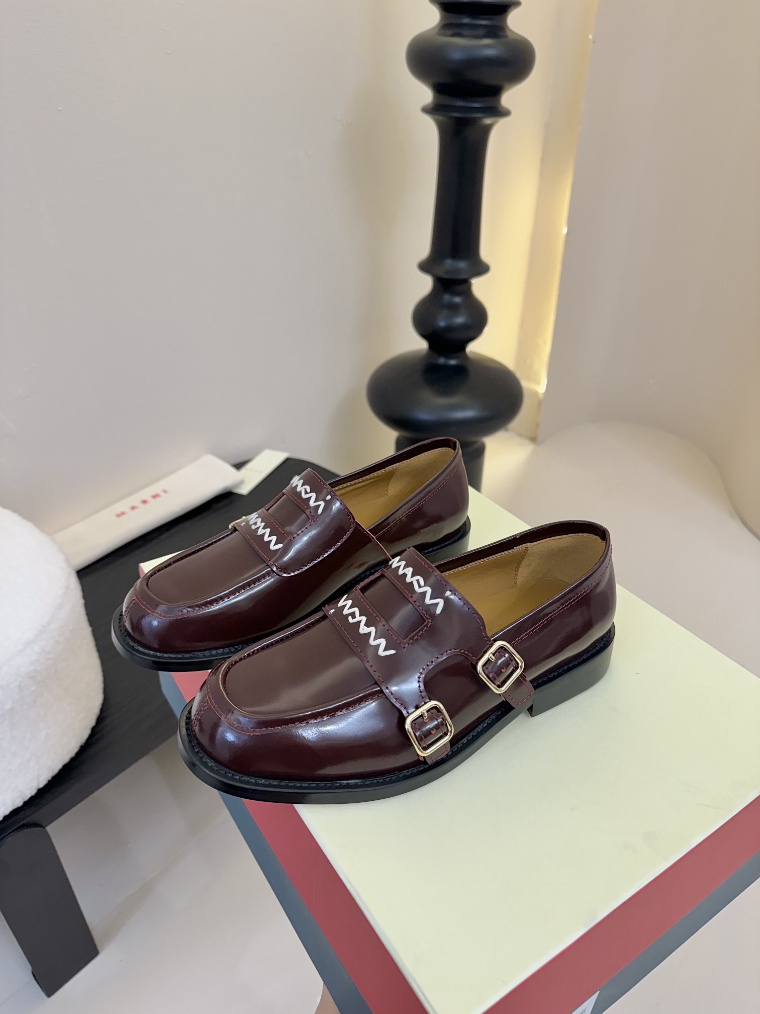 
MARNI 25ss 春夏新款 矮跟乐福鞋 

乐福鞋是鞋业界的天花板，永不过时的一个代名词、想好的心