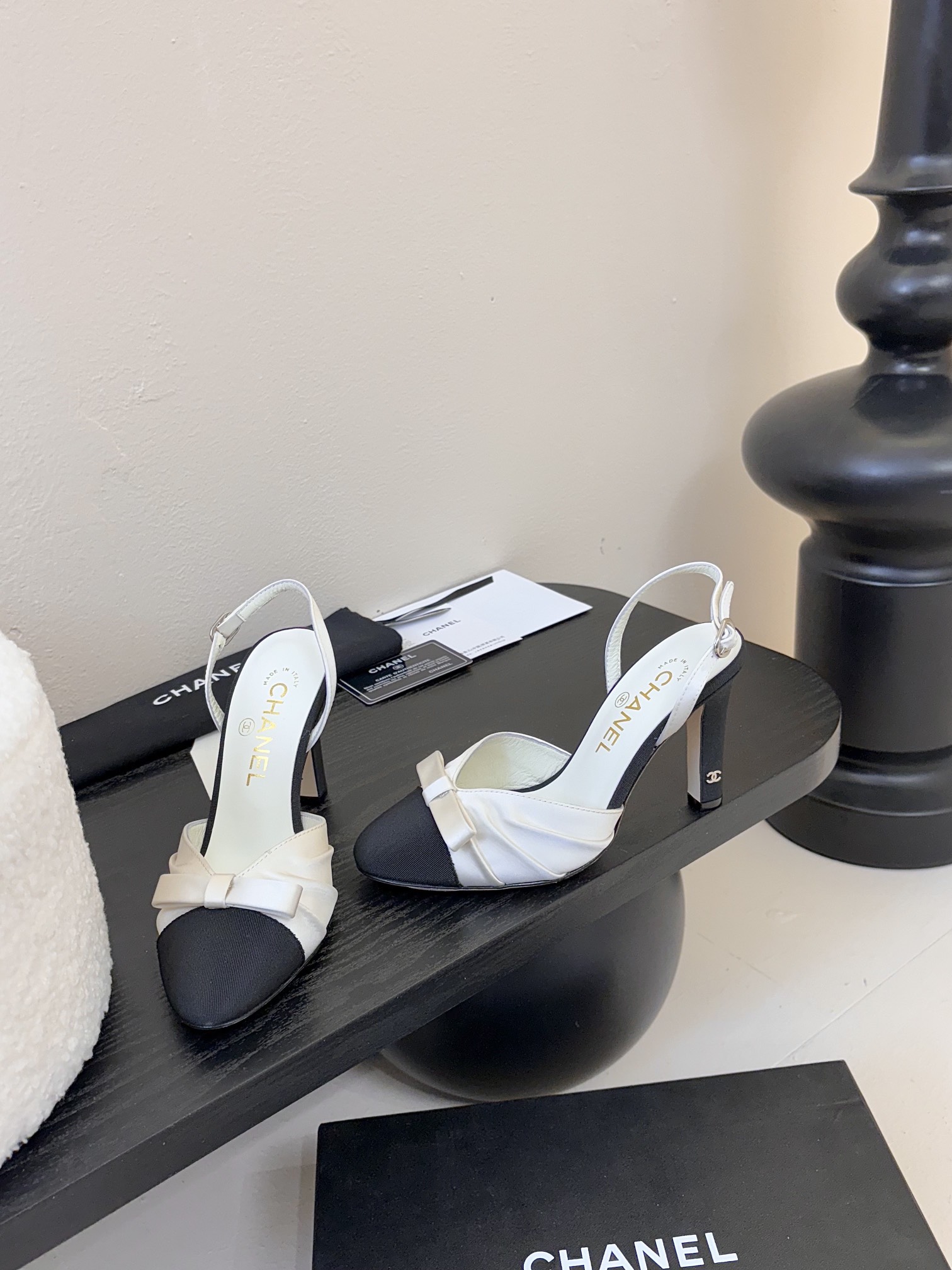   
Chanel 小香25CA新品蝴蝶结单鞋系列

原版11复刻 经典中的经典
无论搭配裤装还是裙装都