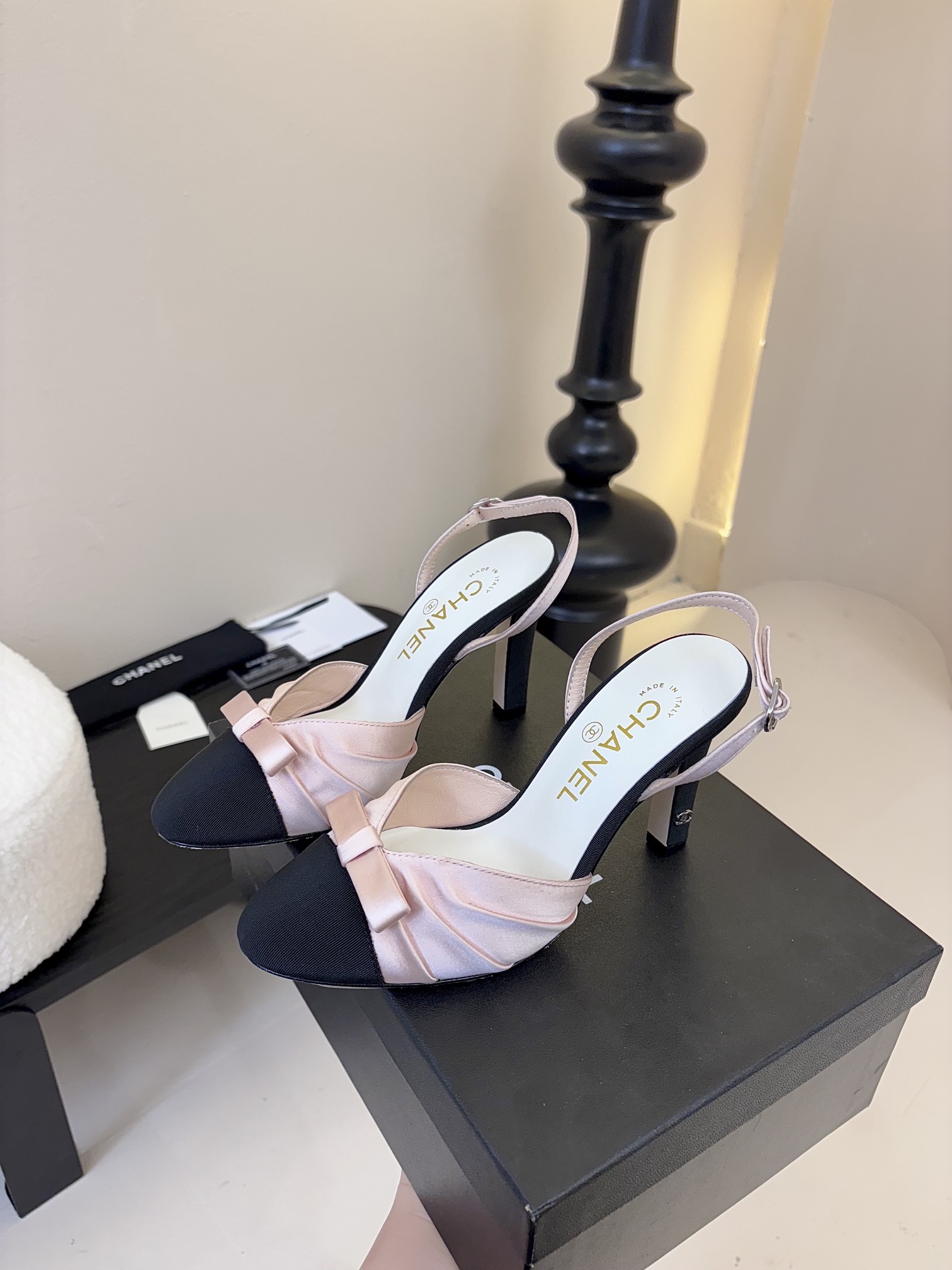  
Chanel 小香25CA新品蝴蝶结单鞋系列

原版11复刻 经典中的经典
无论搭配裤装还是裙装都