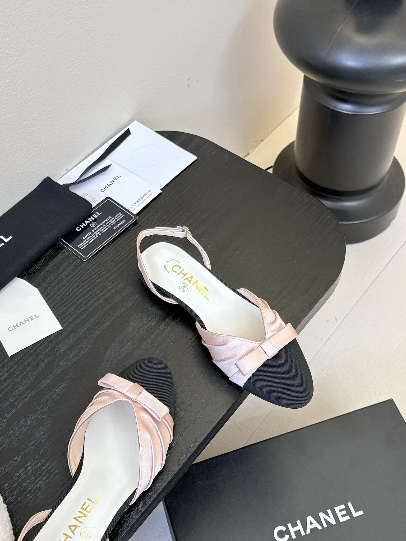   
Chanel 小香25CA新品蝴蝶结单鞋系列

原版11复刻 经典中的经典
无论搭配裤装还是裙装都
