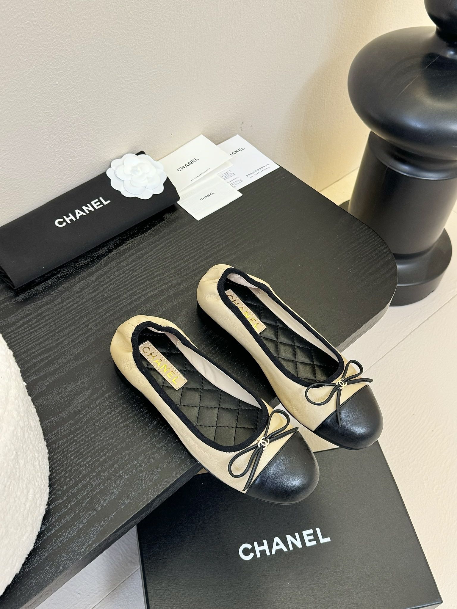 
 Chanel 25C新款芭蕾舞鞋

原版11复刻 经典中的经典 无论搭配裤装还是裙装都是完美  小圆