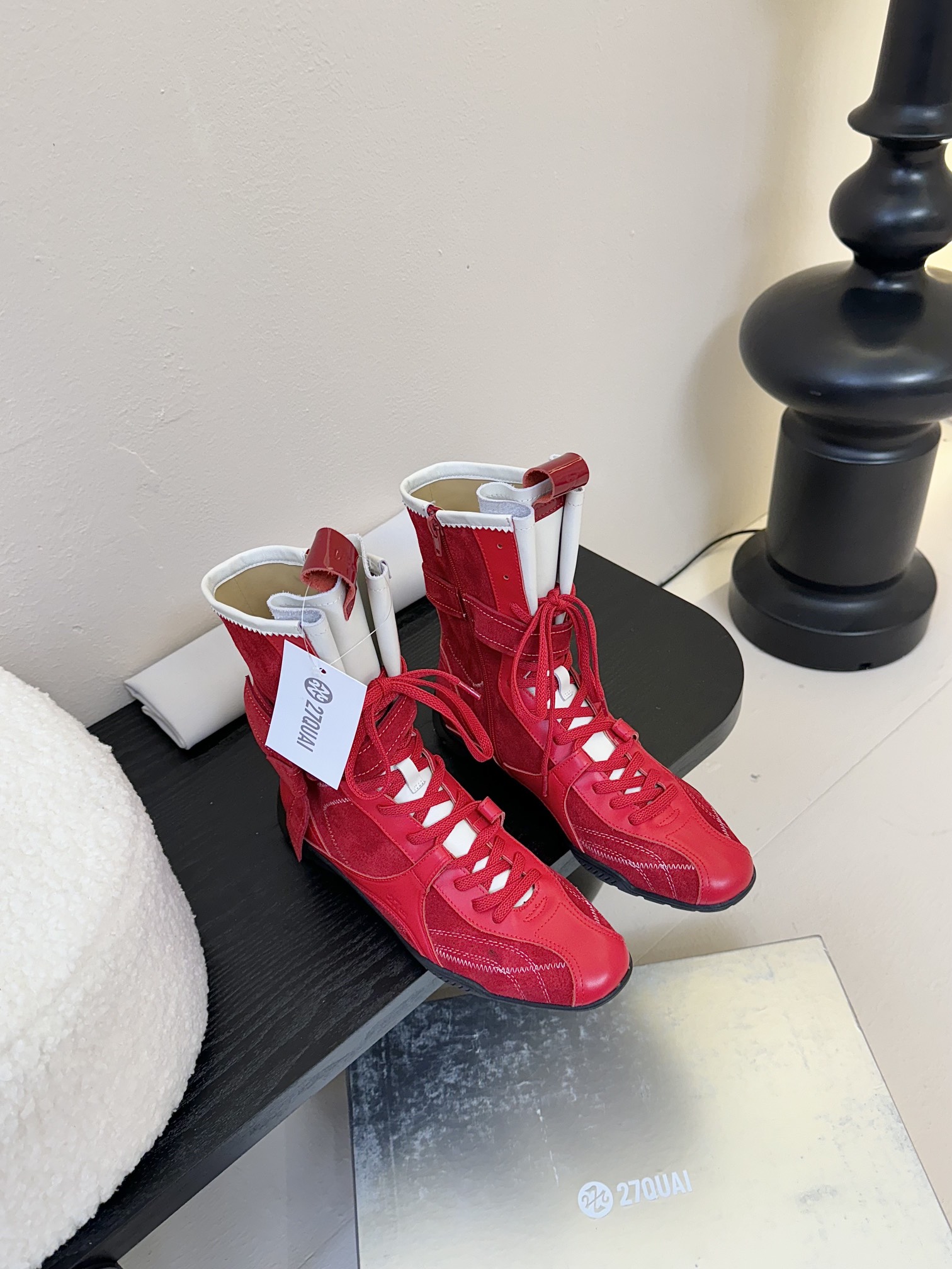 代购级
27QUAI 25ss 春夏新款 走秀款德训 拳击靴 休闲靴

设计理念源于拳击靴和芭蕾舞鞋两者