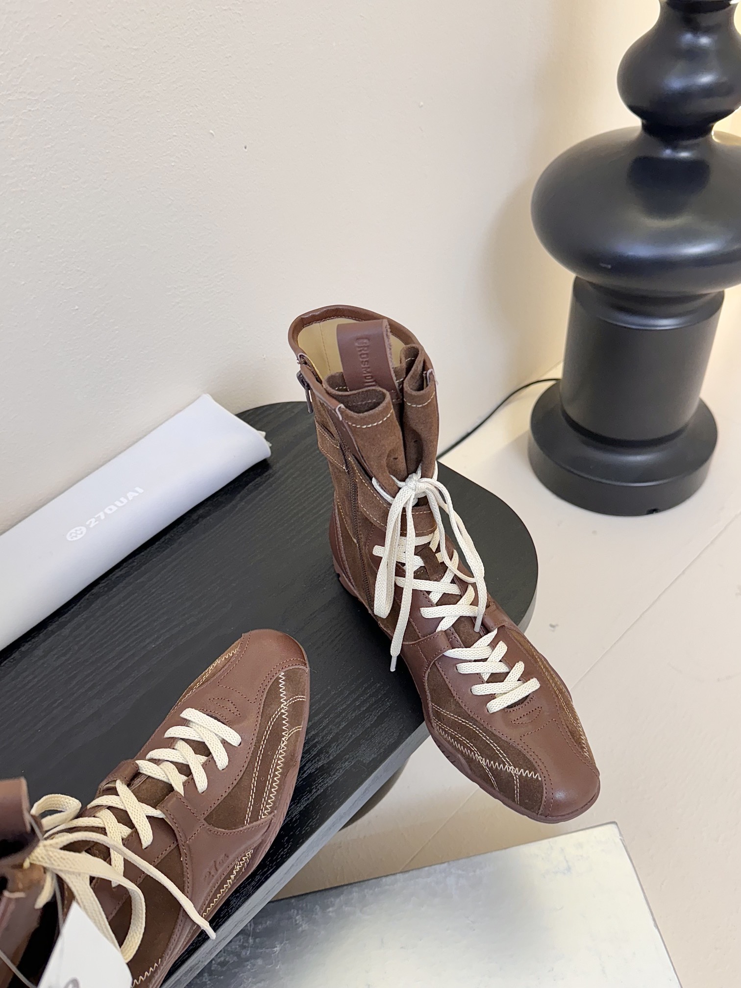 代购级
27QUAI 25ss 春夏新款 走秀款德训 拳击靴 休闲靴

设计理念源于拳击靴和芭蕾舞鞋两者