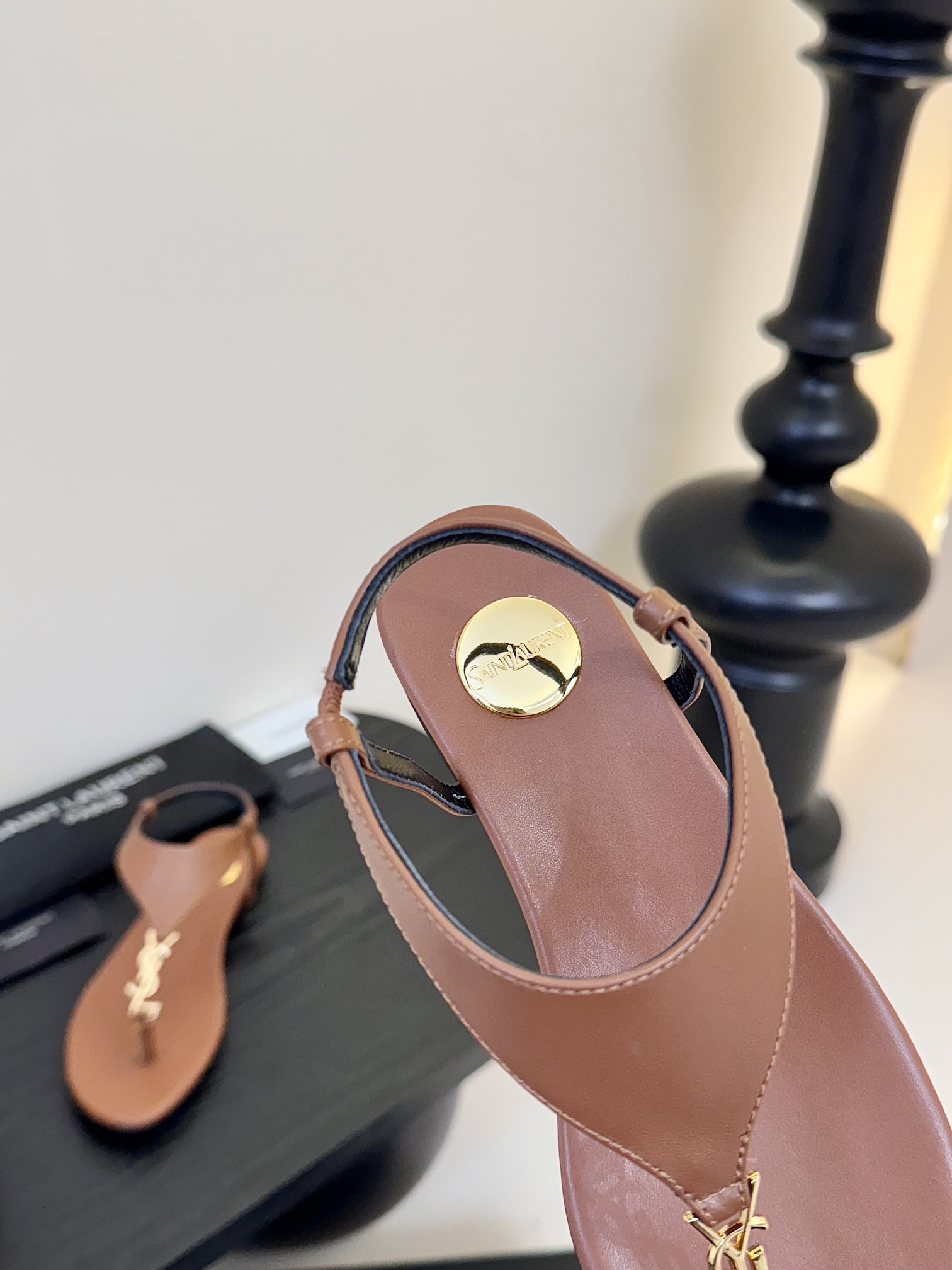 
YSL 圣罗兰 SAINT LAURENT 
新款凉鞋
很难不爱这款啊... 真的炒鸡喜欢！
懂货的姐