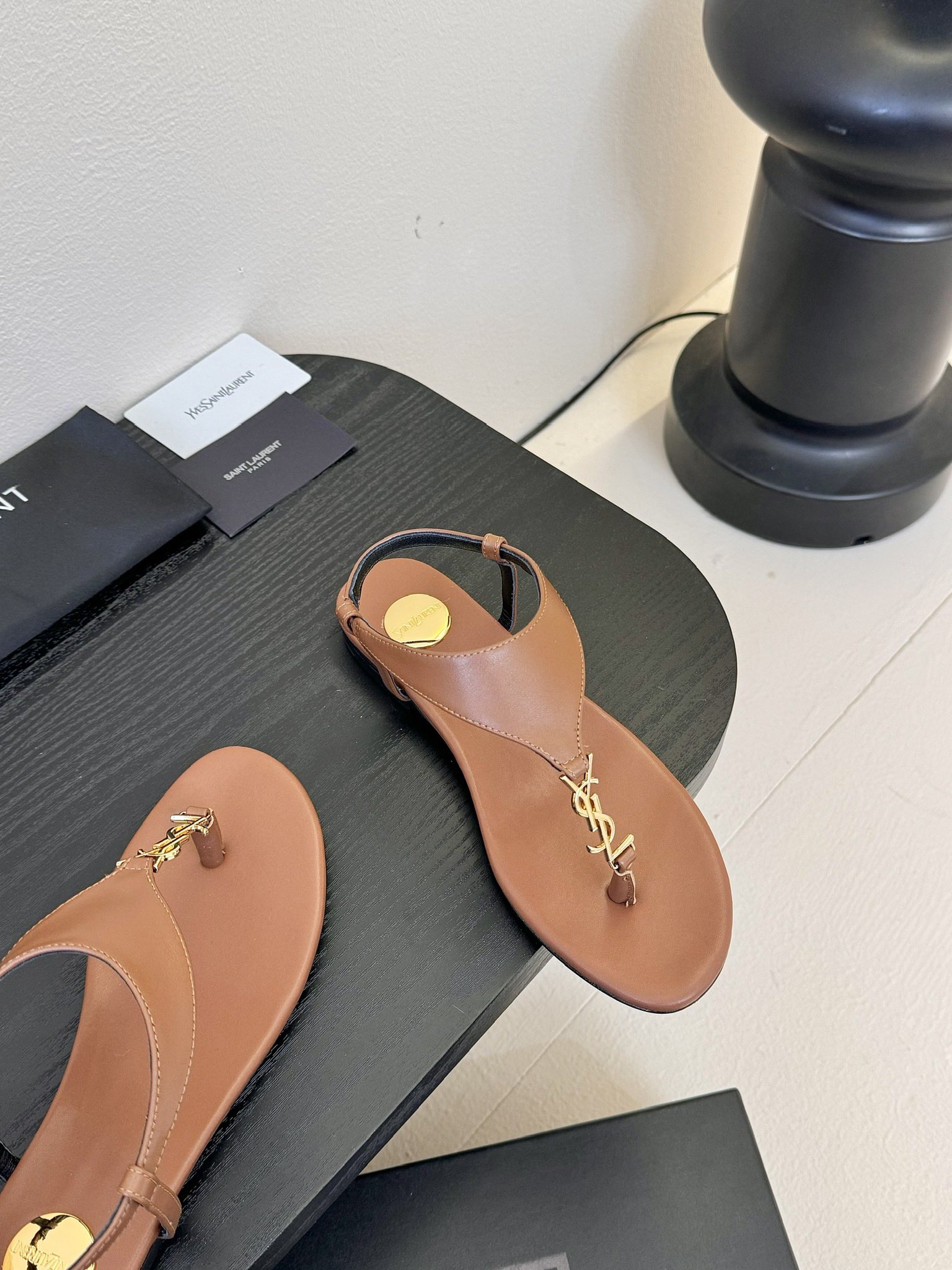 
YSL 圣罗兰 SAINT LAURENT 
新款凉鞋
很难不爱这款啊... 真的炒鸡喜欢！
懂货的姐
