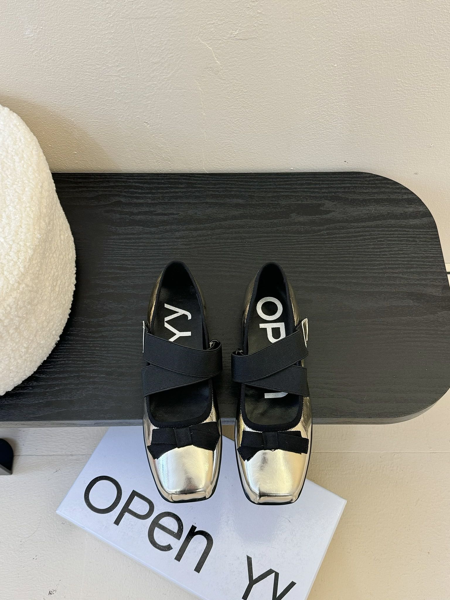  
韩国小众设计师品牌OPEN YY春夏走秀款芭蕾舞鞋 第一眼看到这个鞋子就爱上了，带点复古味随意搭配都