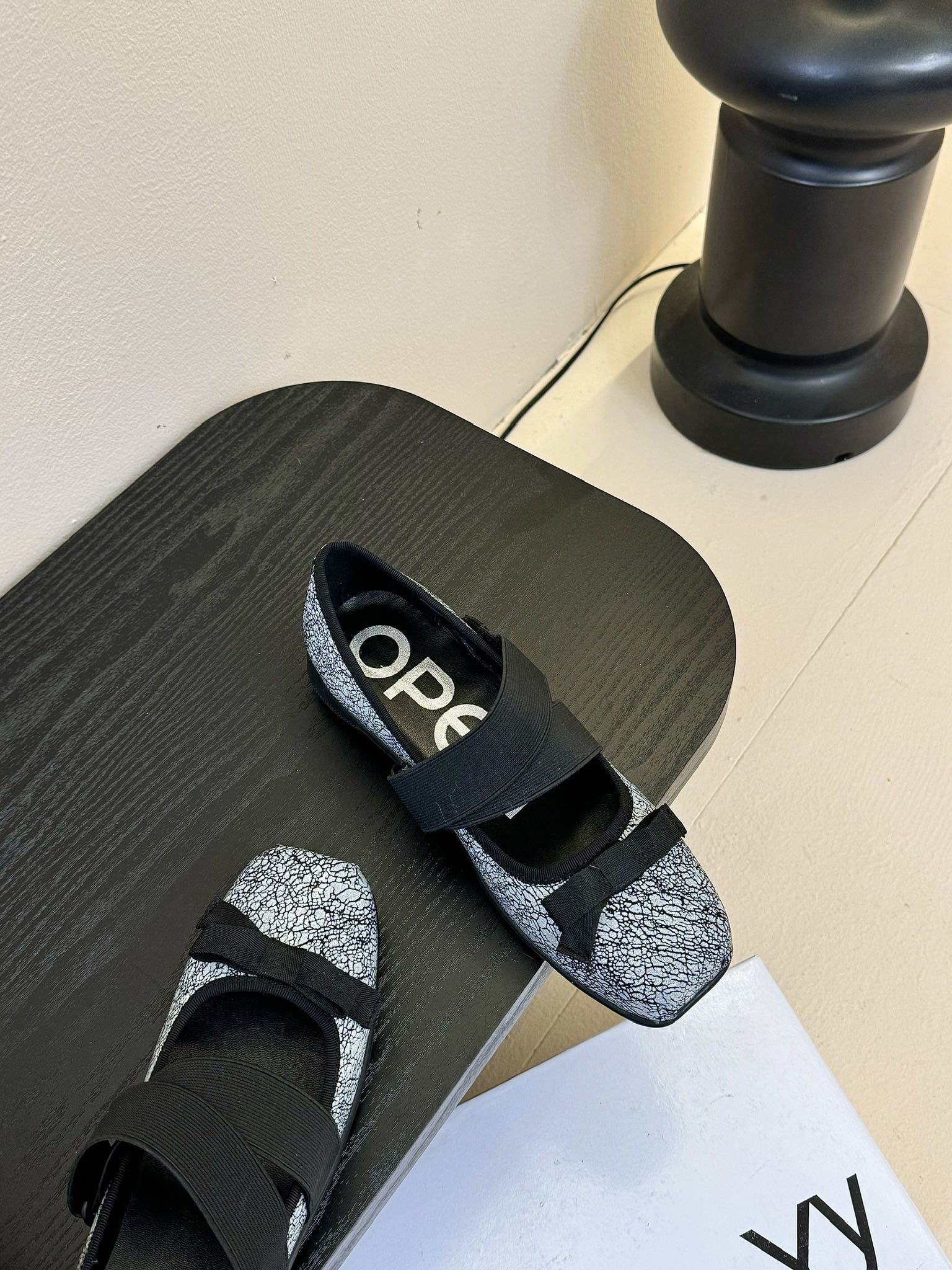  
韩国小众设计师品牌OPEN YY春夏走秀款芭蕾舞鞋 第一眼看到这个鞋子就爱上了，带点复古味随意搭配都