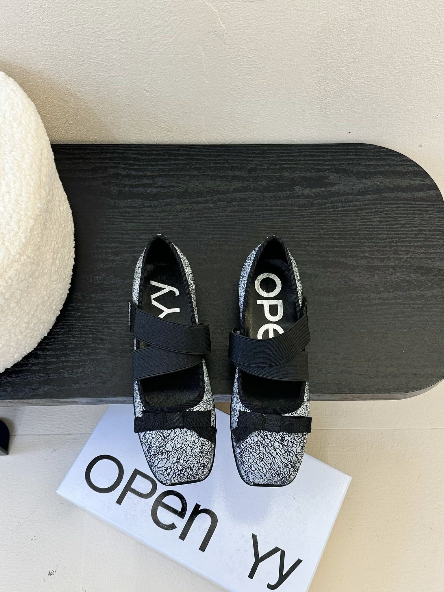  
韩国小众设计师品牌OPEN YY春夏走秀款芭蕾舞鞋 第一眼看到这个鞋子就爱上了，带点复古味随意搭配都