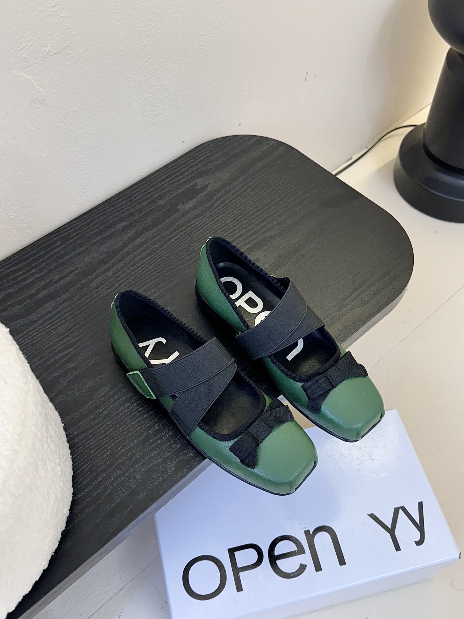  
韩国小众设计师品牌OPEN YY春夏走秀款芭蕾舞鞋 第一眼看到这个鞋子就爱上了，带点复古味随意搭配都