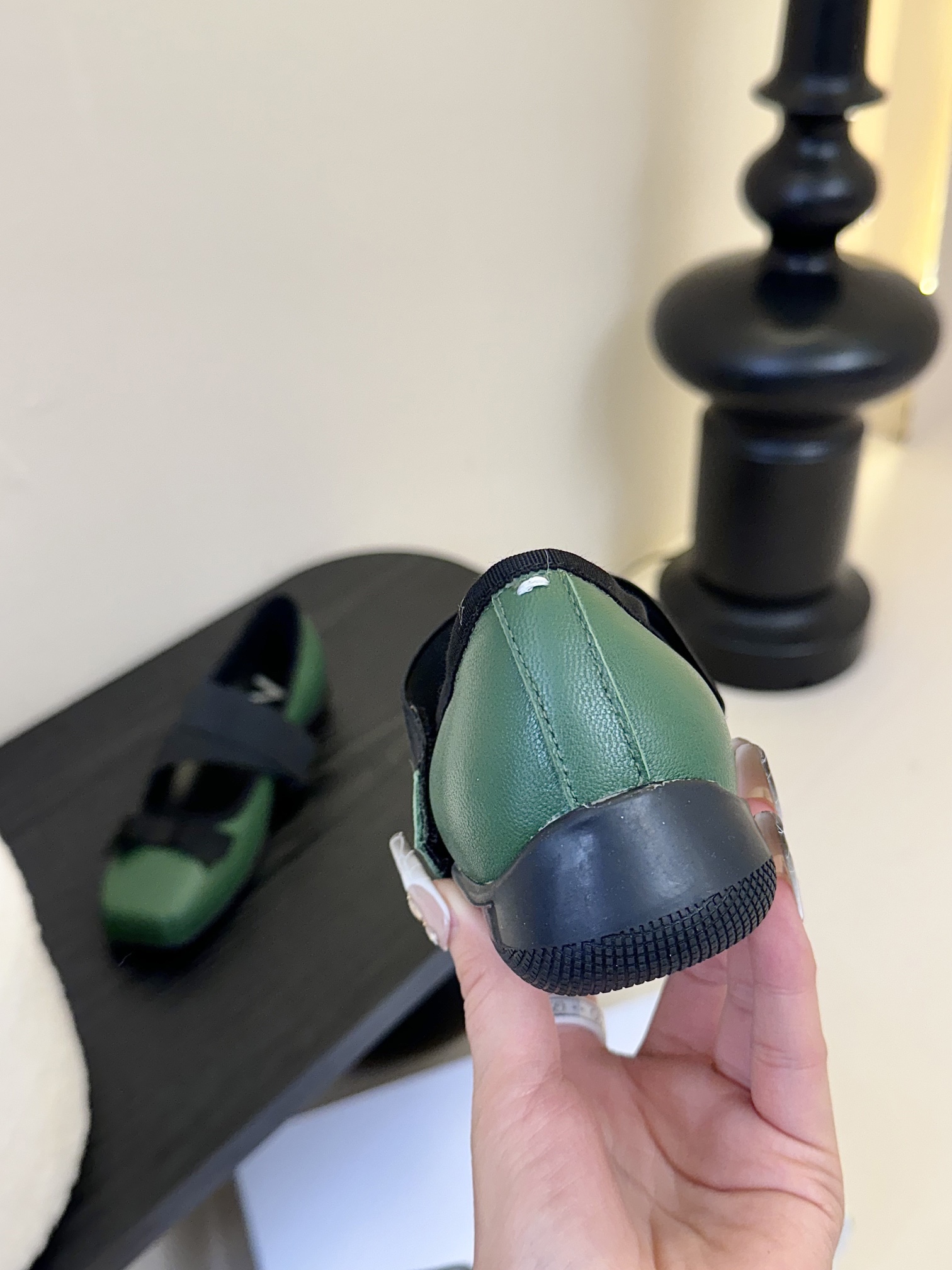 
韩国小众设计师品牌OPEN YY春夏走秀款芭蕾舞鞋 第一眼看到这个鞋子就爱上了，带点复古味随意搭配都