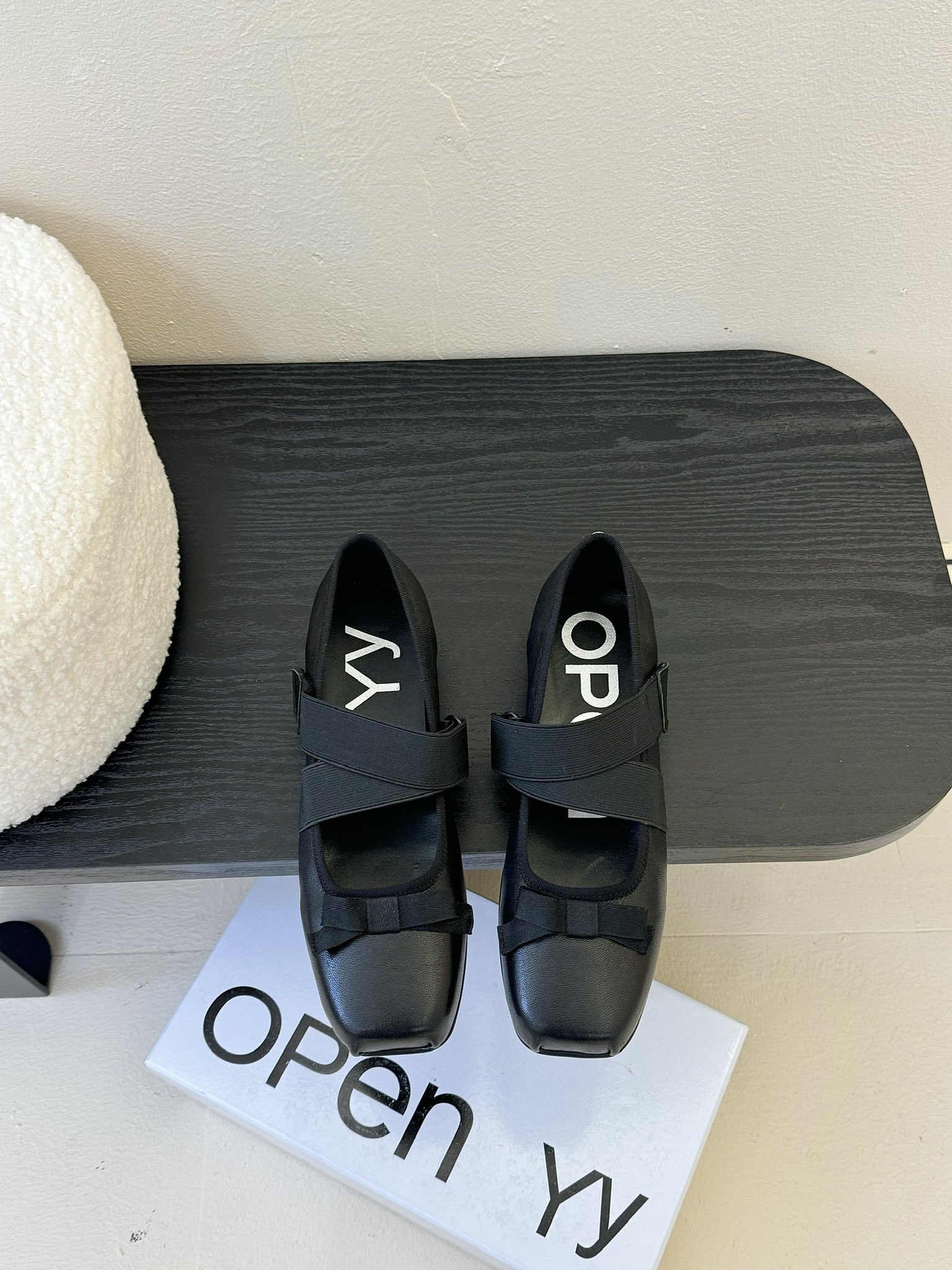  
韩国小众设计师品牌OPEN YY春夏走秀款芭蕾舞鞋 第一眼看到这个鞋子就爱上了，带点复古味随意搭配都
