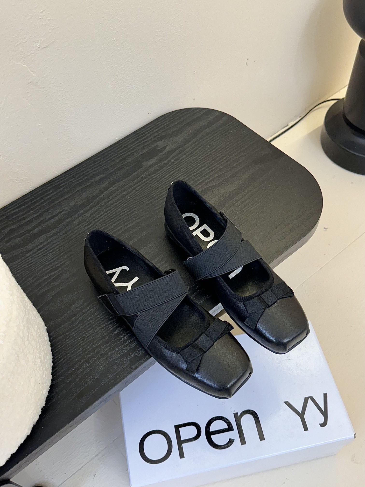  
韩国小众设计师品牌OPEN YY春夏走秀款芭蕾舞鞋 第一眼看到这个鞋子就爱上了，带点复古味随意搭配都