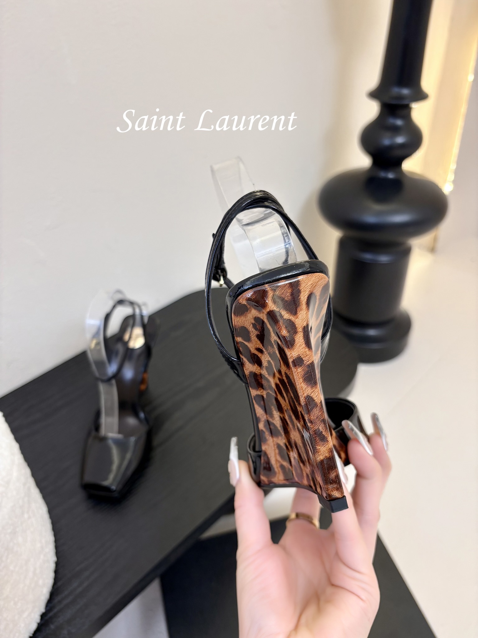 
Saint Laurent / 圣罗兰坡跟鱼嘴凉鞋Lee金属钻链条尖头高跟鞋YSL姐姐的美丽尤物高跟鞋