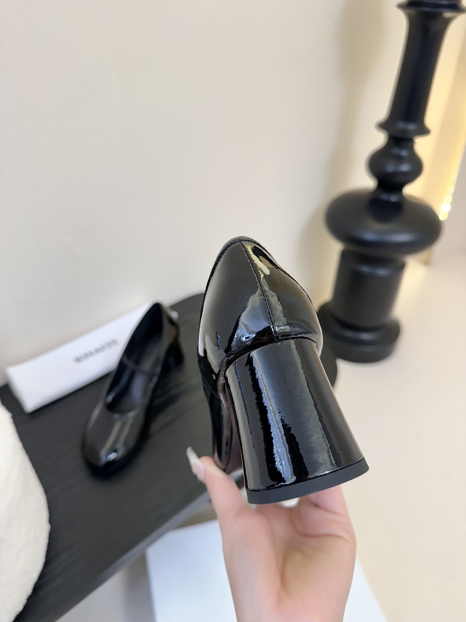 
Khaite 25 早春新品粗跟圆头玛丽珍鞋简易烫钻单鞋！
ins蹿红的冷淡风网红款
简单即是永恒  