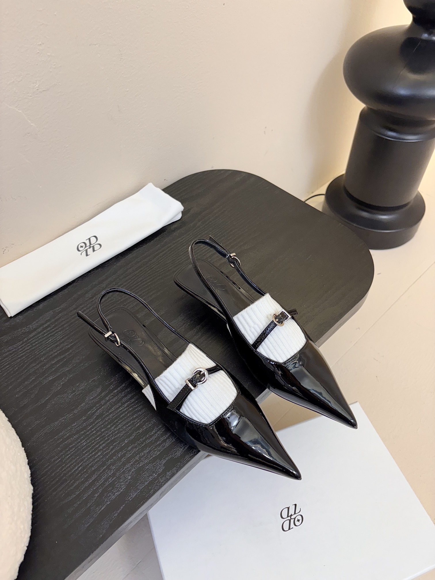 
ODTD🆕25春夏新款爆款针织毛线拼接猫跟尖头单鞋凉鞋！
简约轮廓设计    阐述自然与时髦的美妙融合