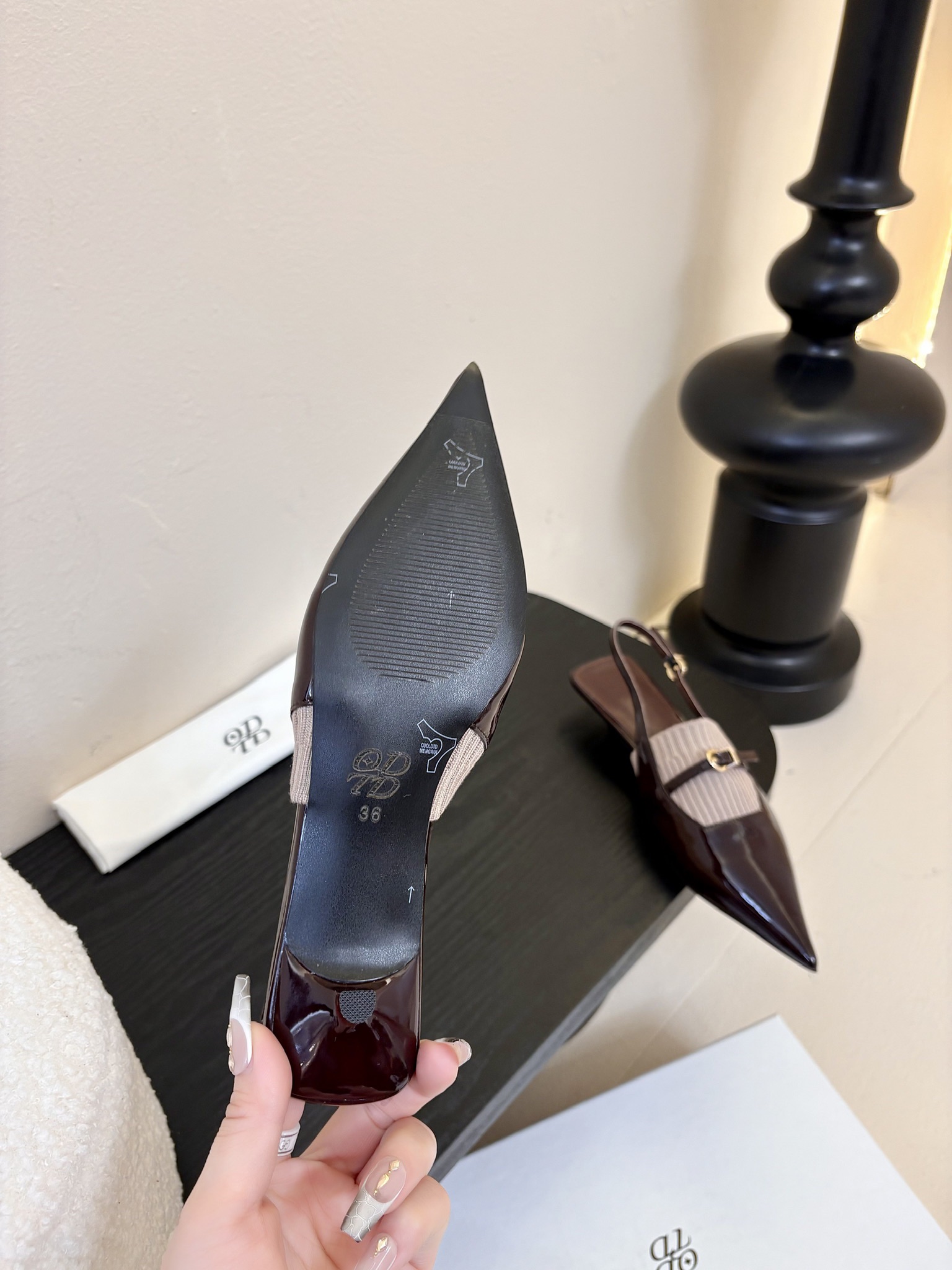 
ODTD🆕25春夏新款爆款针织毛线拼接猫跟尖头单鞋凉鞋！
简约轮廓设计    阐述自然与时髦的美妙融合