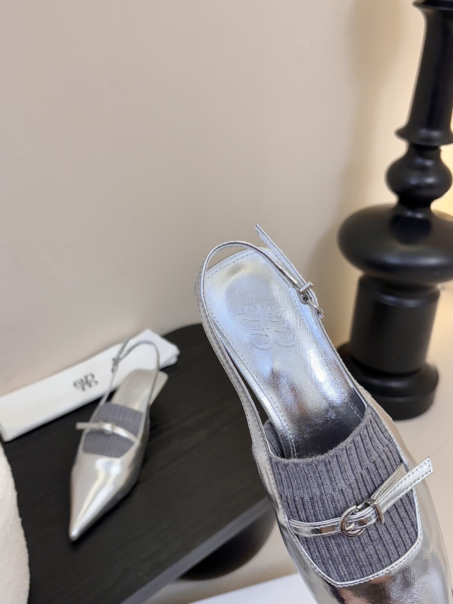 
ODTD🆕25春夏新款爆款针织毛线拼接猫跟尖头单鞋凉鞋！
简约轮廓设计    阐述自然与时髦的美妙融合