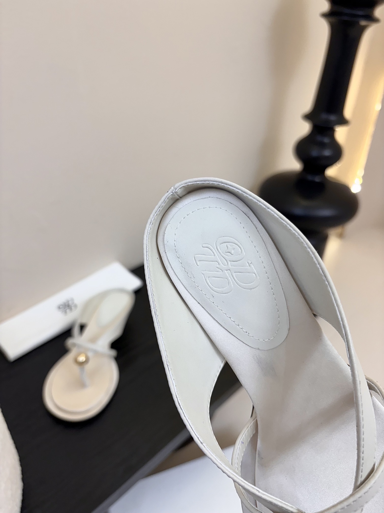 
ODTD🆕爆款小金球系列
简约轮廓设计 阐述自然与时髦的美妙融合
独特的光泽感以及球型金属装饰 与柔软