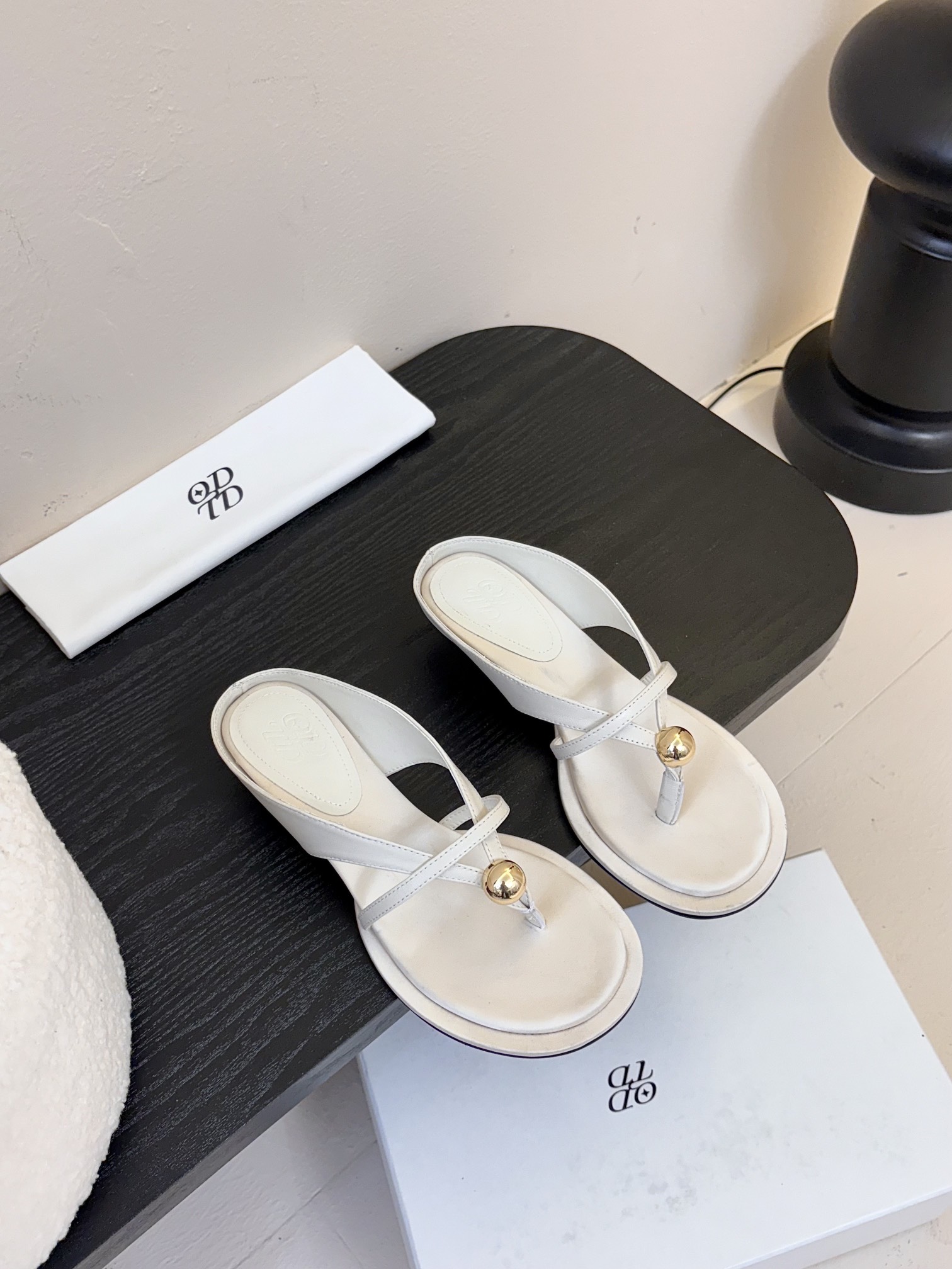 
ODTD🆕爆款小金球系列
简约轮廓设计 阐述自然与时髦的美妙融合
独特的光泽感以及球型金属装饰 与柔软