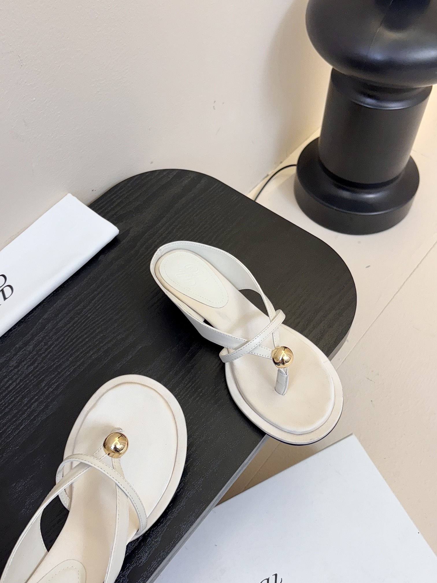 
ODTD🆕爆款小金球系列
简约轮廓设计 阐述自然与时髦的美妙融合
独特的光泽感以及球型金属装饰 与柔软