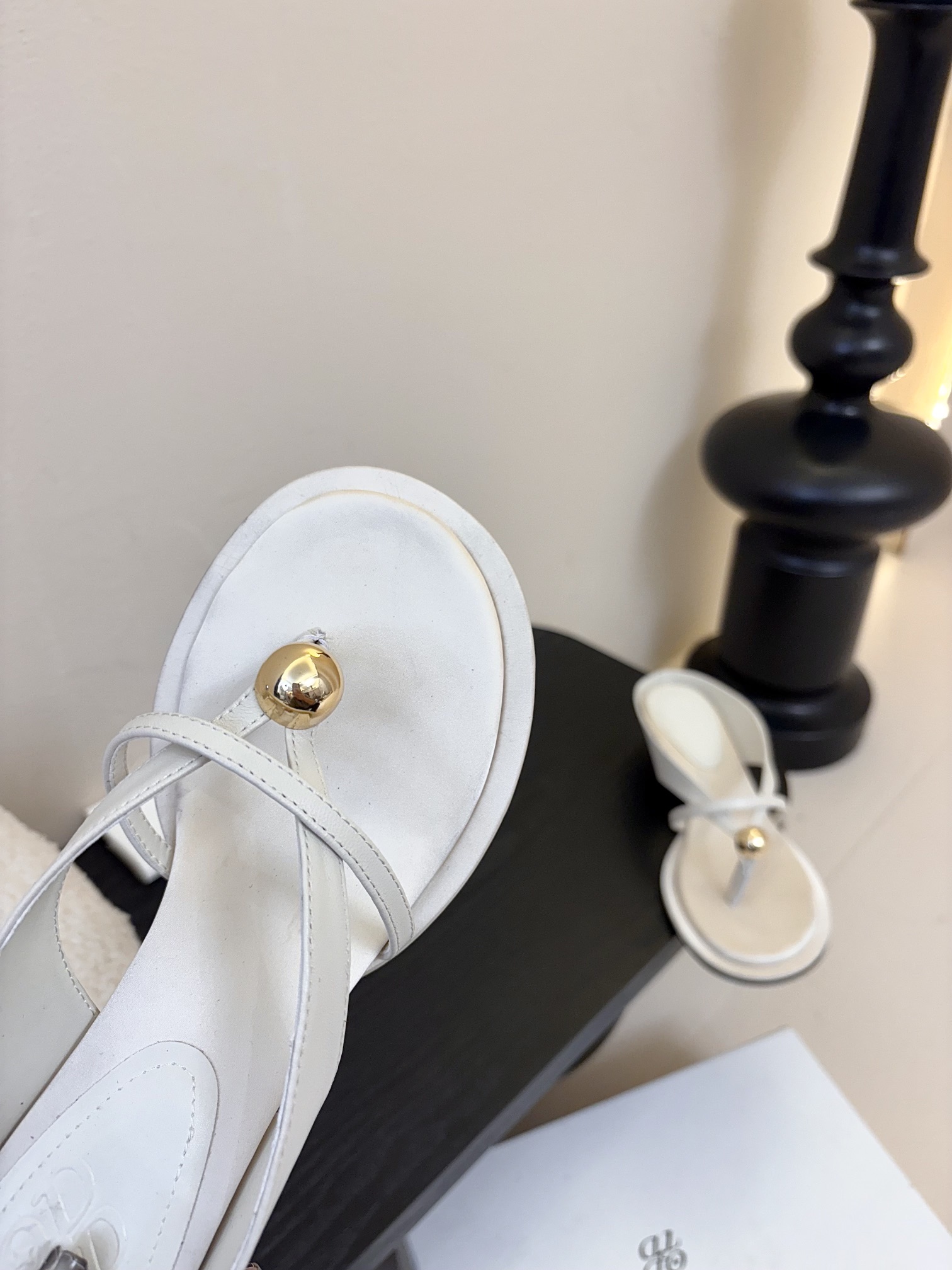 
ODTD🆕爆款小金球系列
简约轮廓设计 阐述自然与时髦的美妙融合
独特的光泽感以及球型金属装饰 与柔软