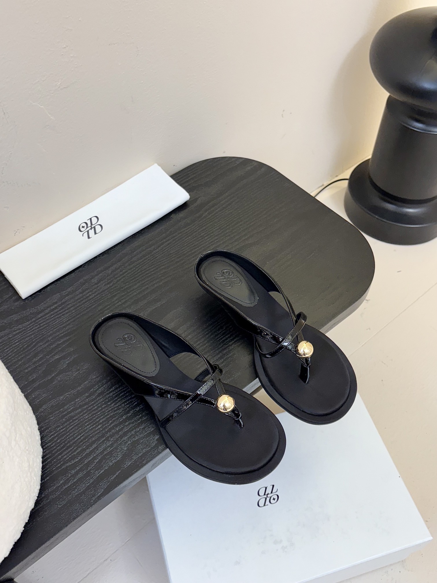 
ODTD🆕爆款小金球系列
简约轮廓设计 阐述自然与时髦的美妙融合
独特的光泽感以及球型金属装饰 与柔软