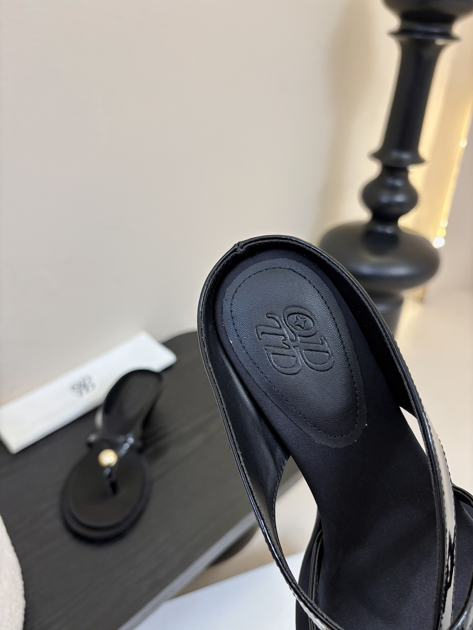 
ODTD🆕爆款小金球系列
简约轮廓设计 阐述自然与时髦的美妙融合
独特的光泽感以及球型金属装饰 与柔软